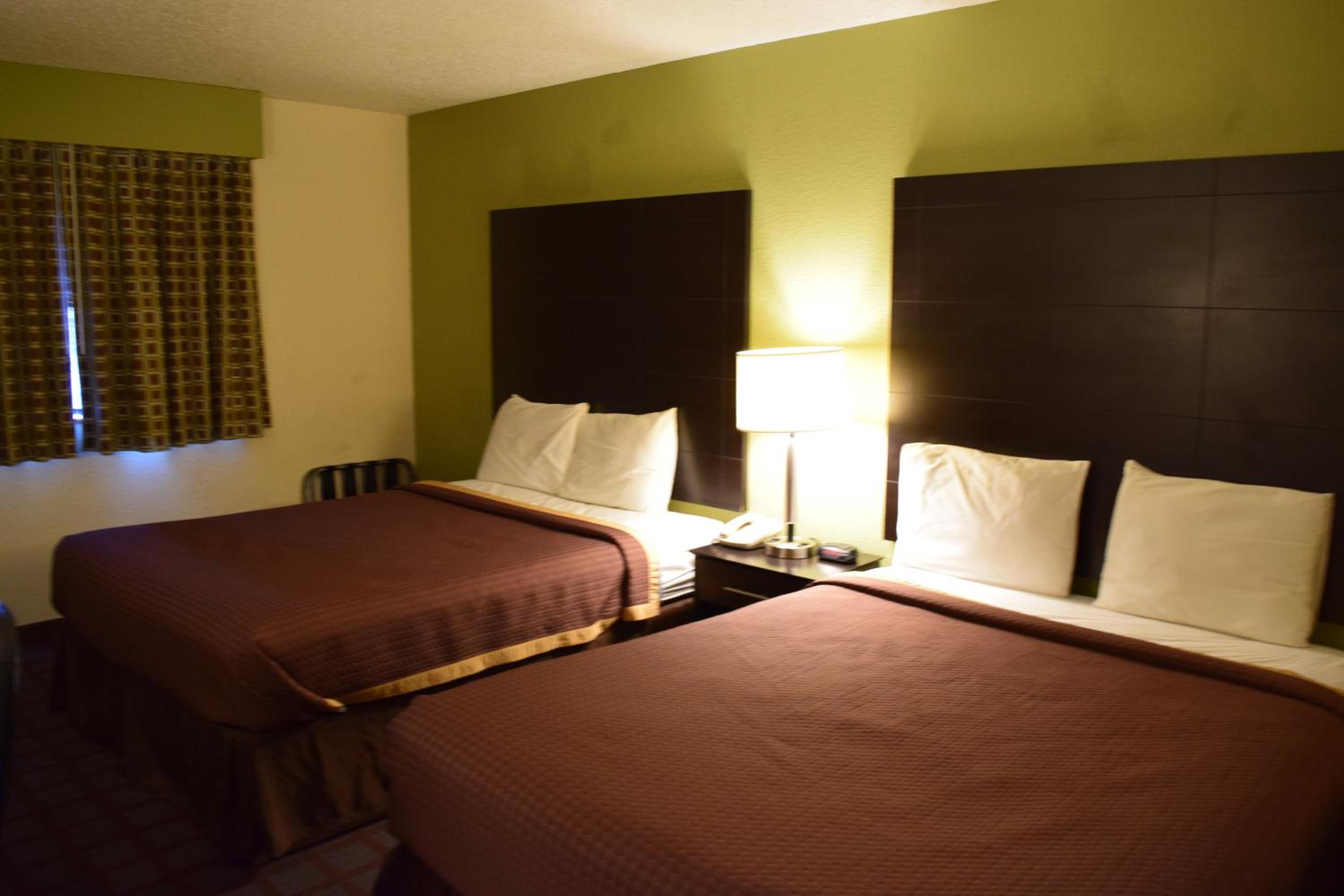 Super 8 by Wyndham Saginaw view 5