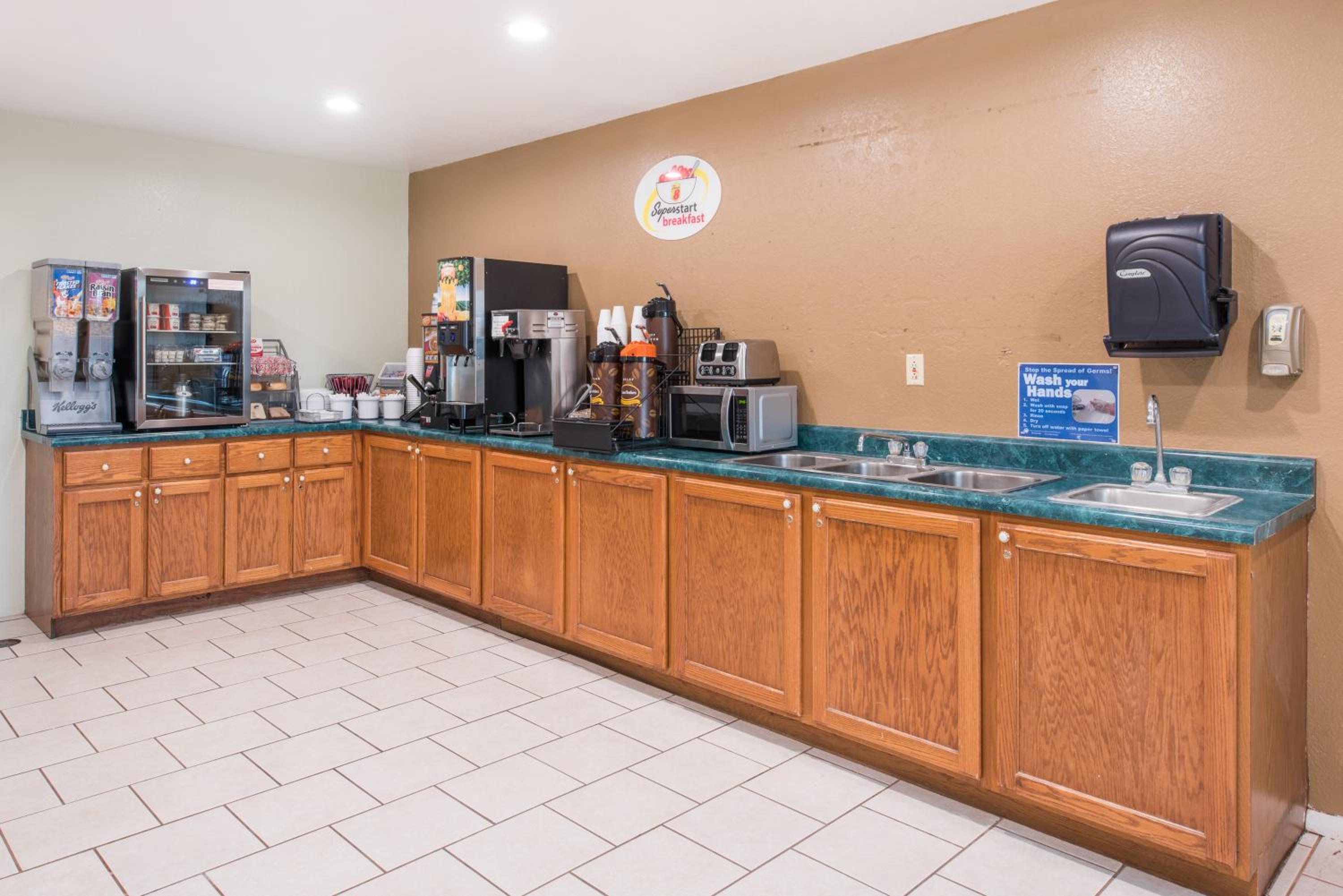Farmington Vacations - Super 8 by Wyndham Farmington - Property Image 17