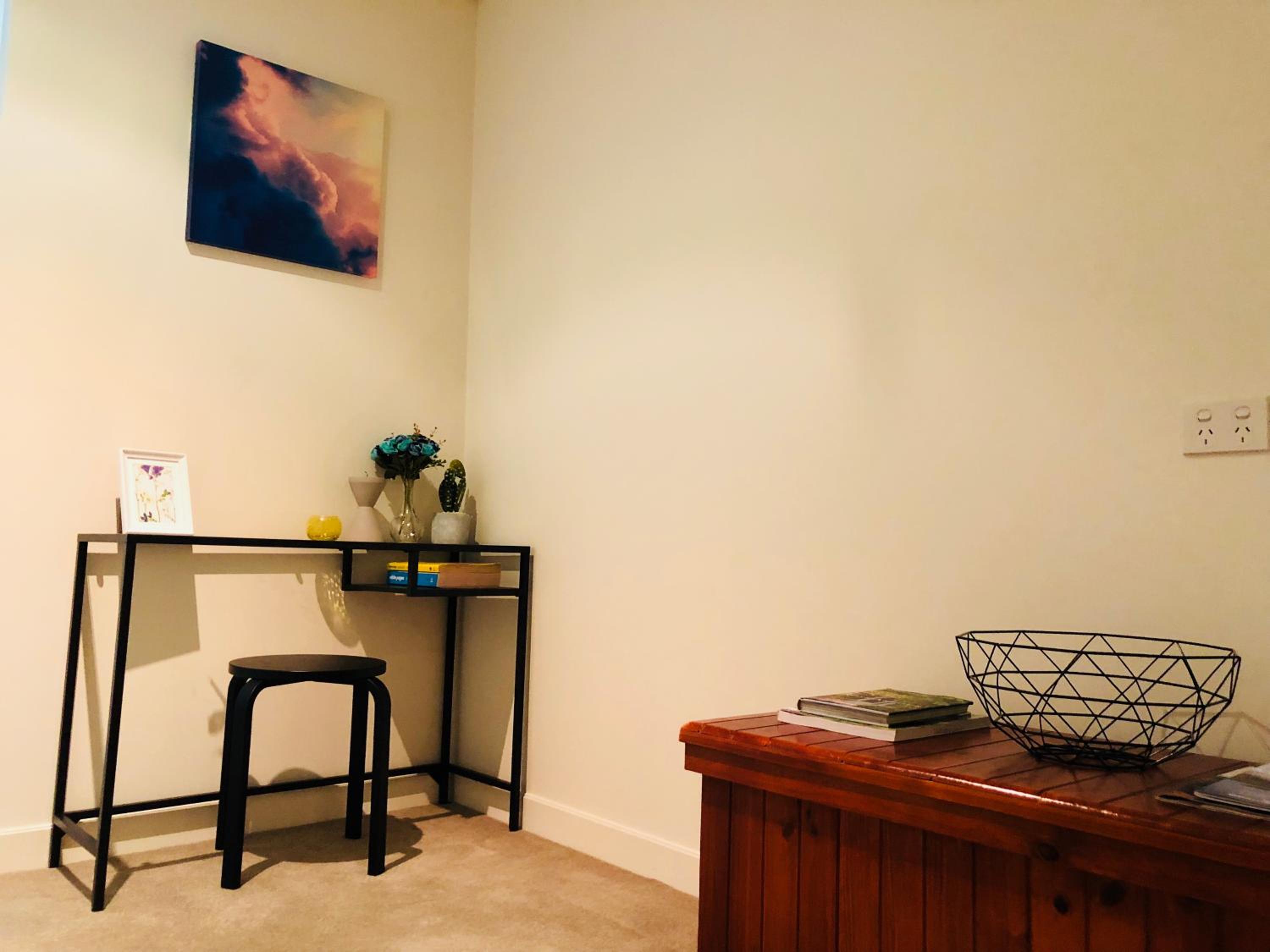 Exquisite Family Home +Parking, Close to CBD
