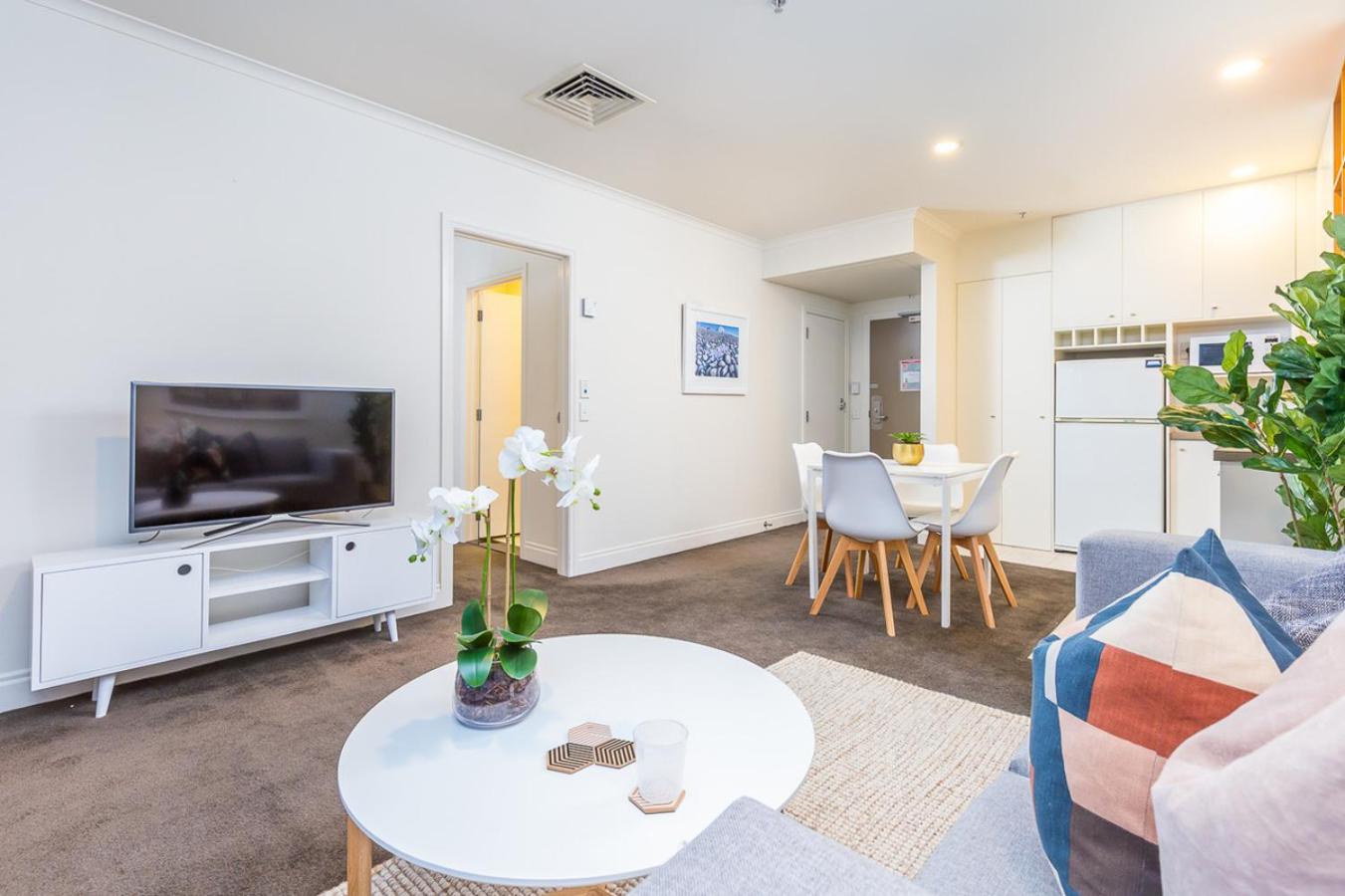 Stylish 1BR with Lovely Views, Pool & Gym by Zodiak Stays
