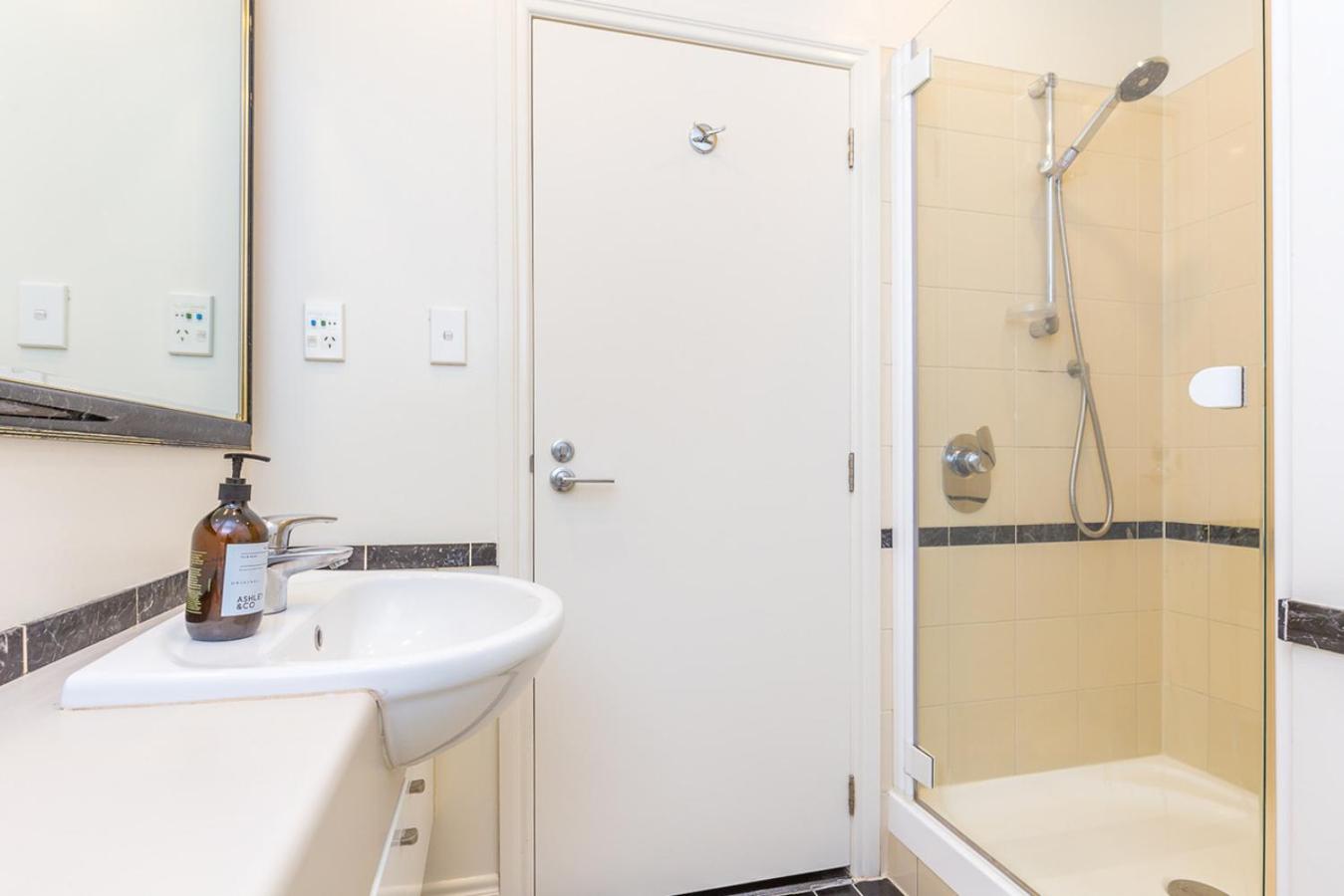 Stylish 1BR with Lovely Views, Pool & Gym by Zodiak Stays
