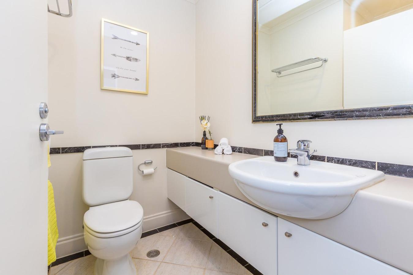 Stylish 1BR with Lovely Views, Pool & Gym by Zodiak Stays