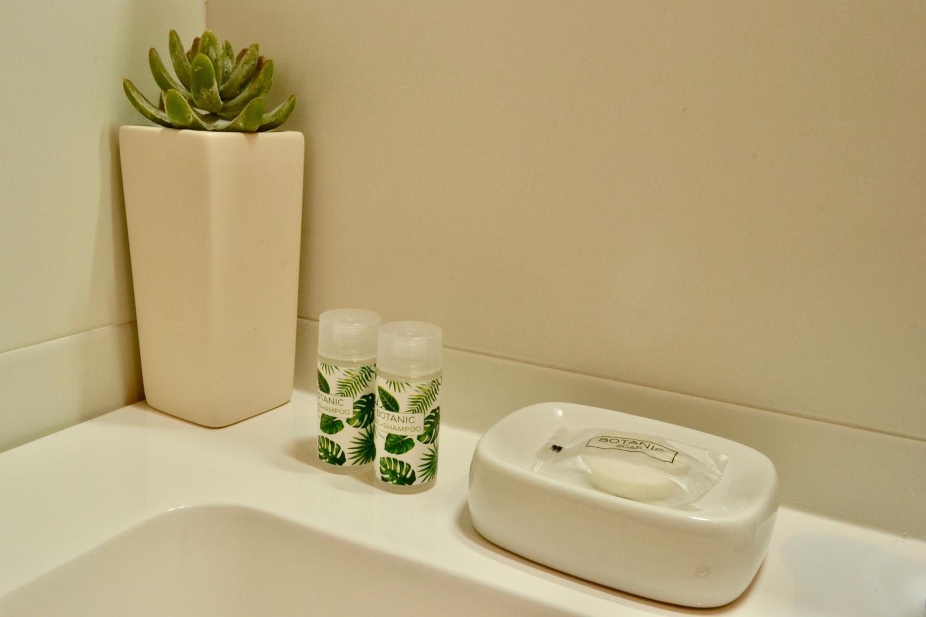 Hola Valencia - Holiday Apartments en Valencia — bathroom