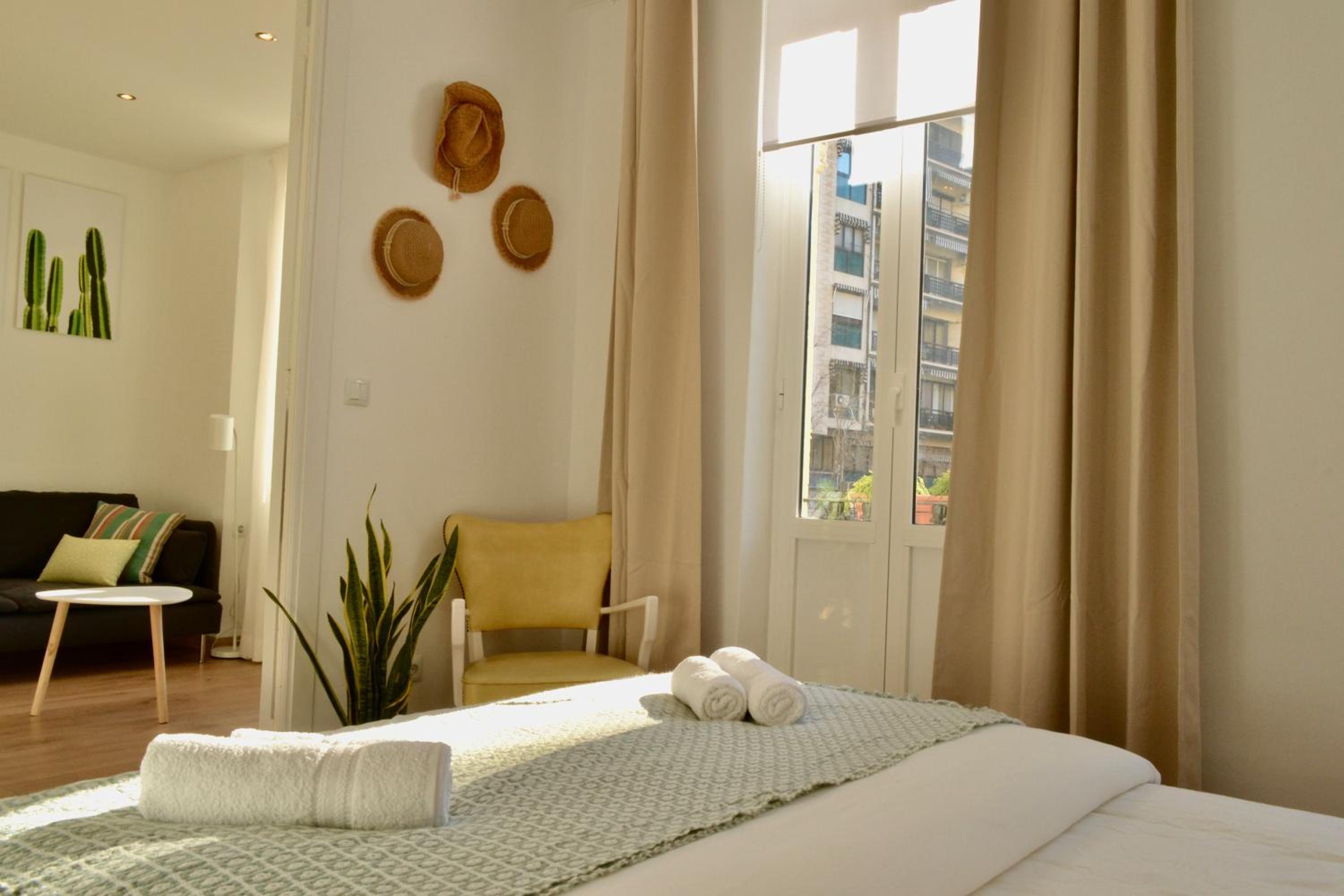 Hola Valencia - Holiday Apartments en Valencia — hotel room