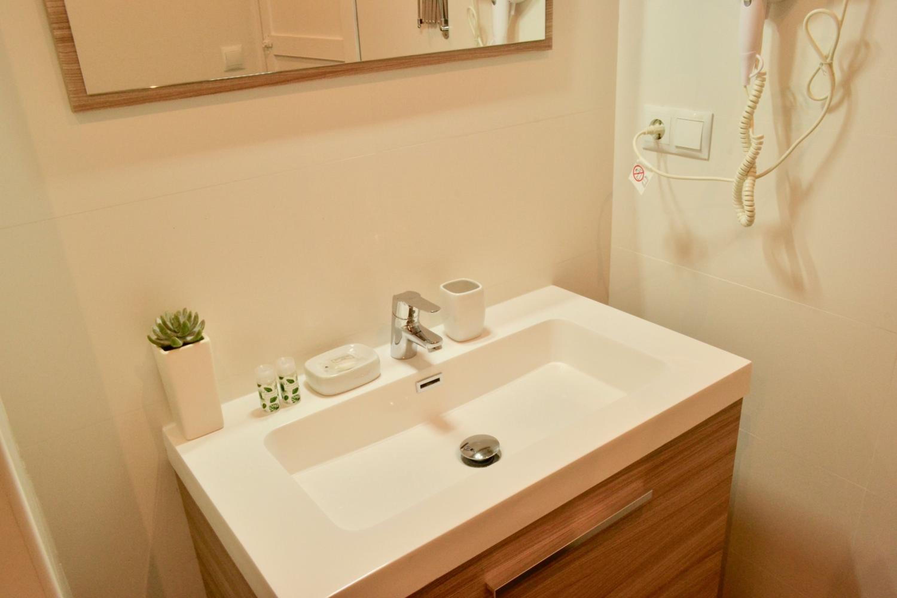 Hola Valencia - Holiday Apartments en Valencia — bathroom