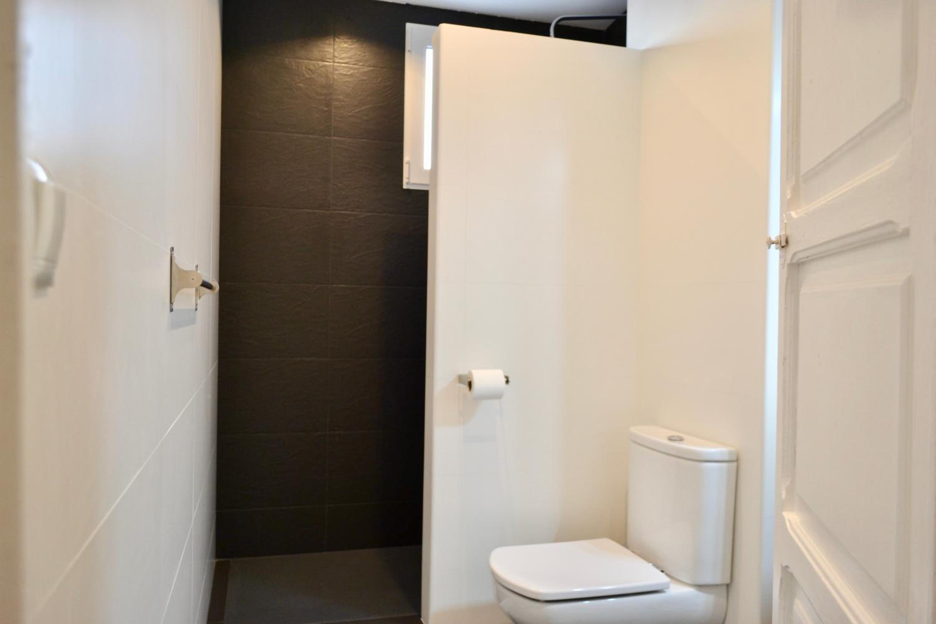 Hola Valencia - Holiday Apartments en Valencia — bathroom