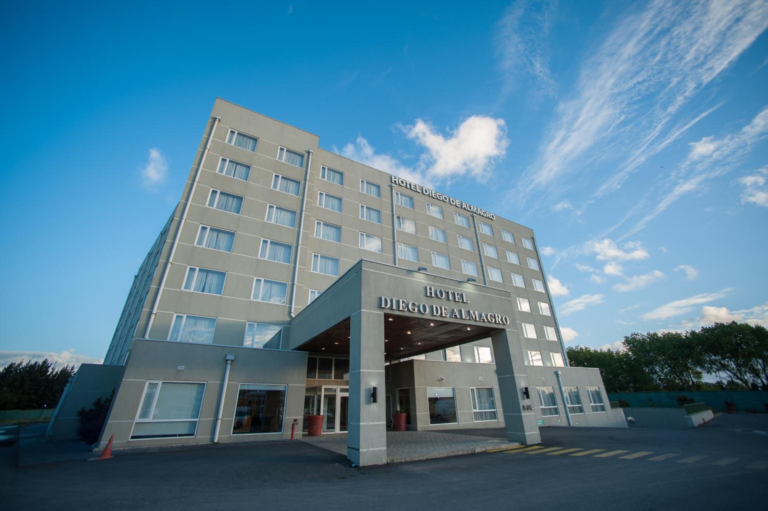 Hotel Diego de Almagro Lomas Verdes - Image 1