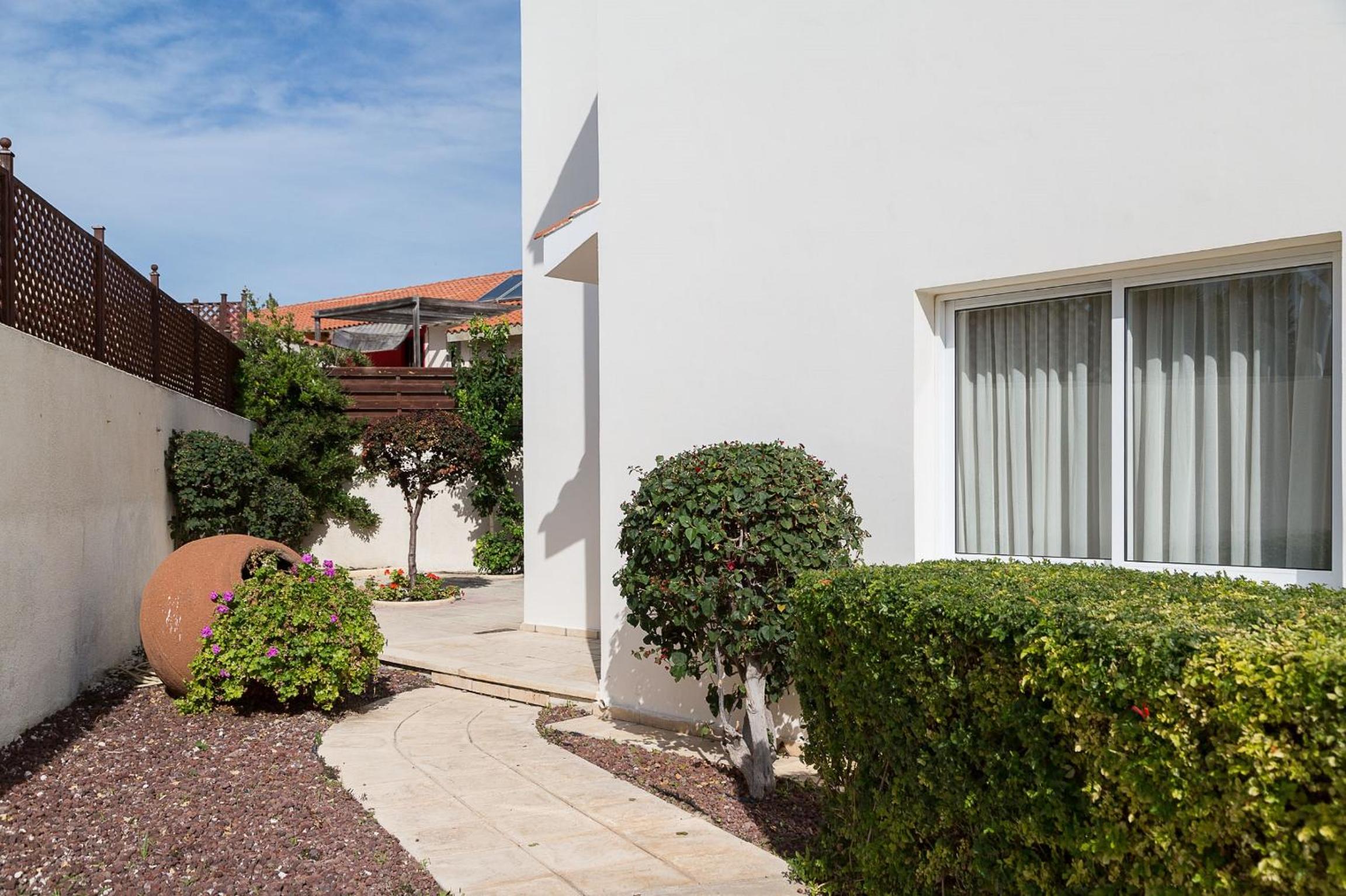 Coral Bay Sunbeam Villa - No Car Needed!