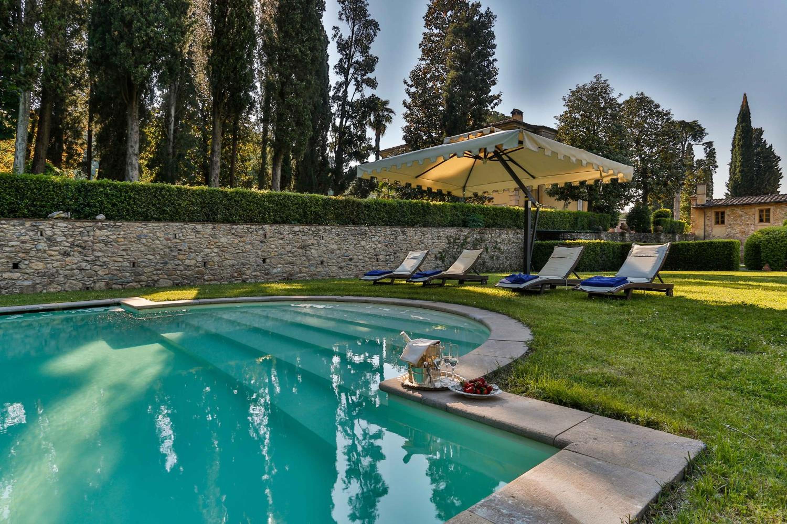 Coselli 's Collection. Luxury Villas Rental