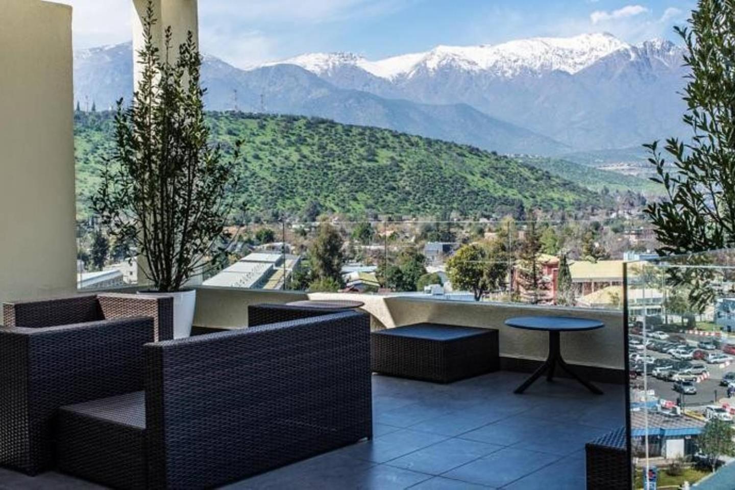 Charming Studio - w/Mountain View, Pool, & Gym