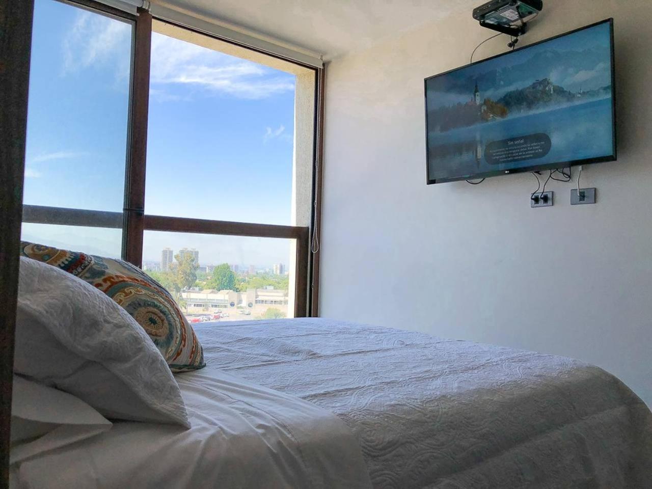 Charming Studio - w/Mountain View, Pool, & Gym