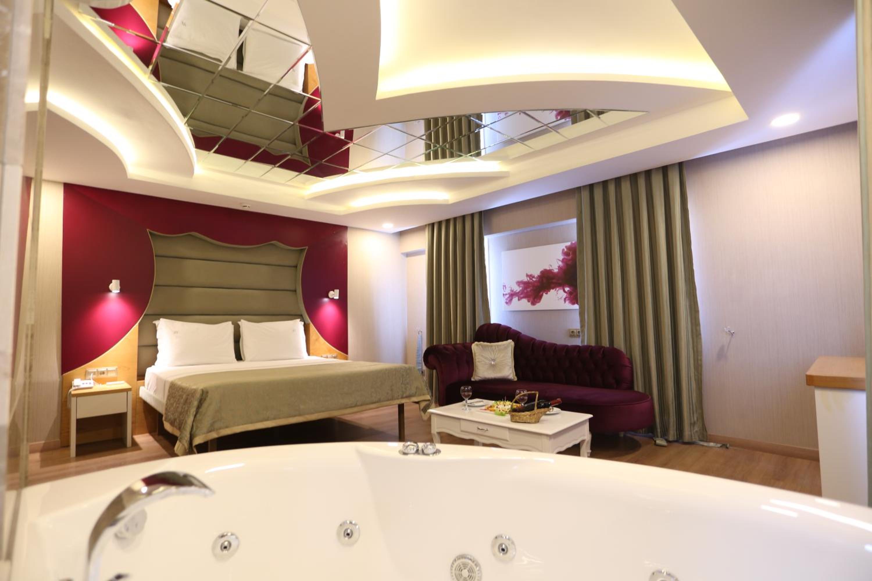 Life Corner Hotel - Image 44