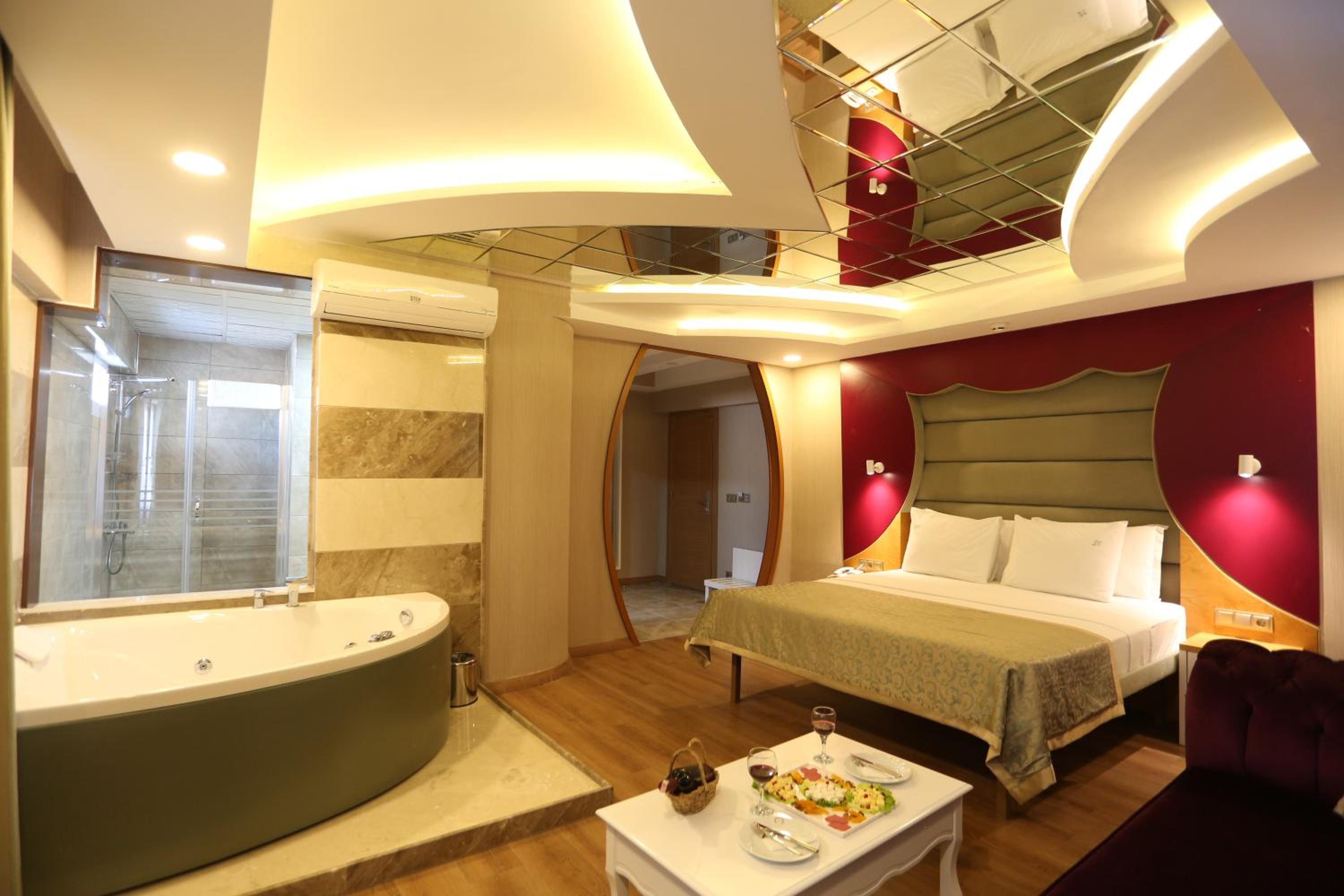 Life Corner Hotel - Image 46