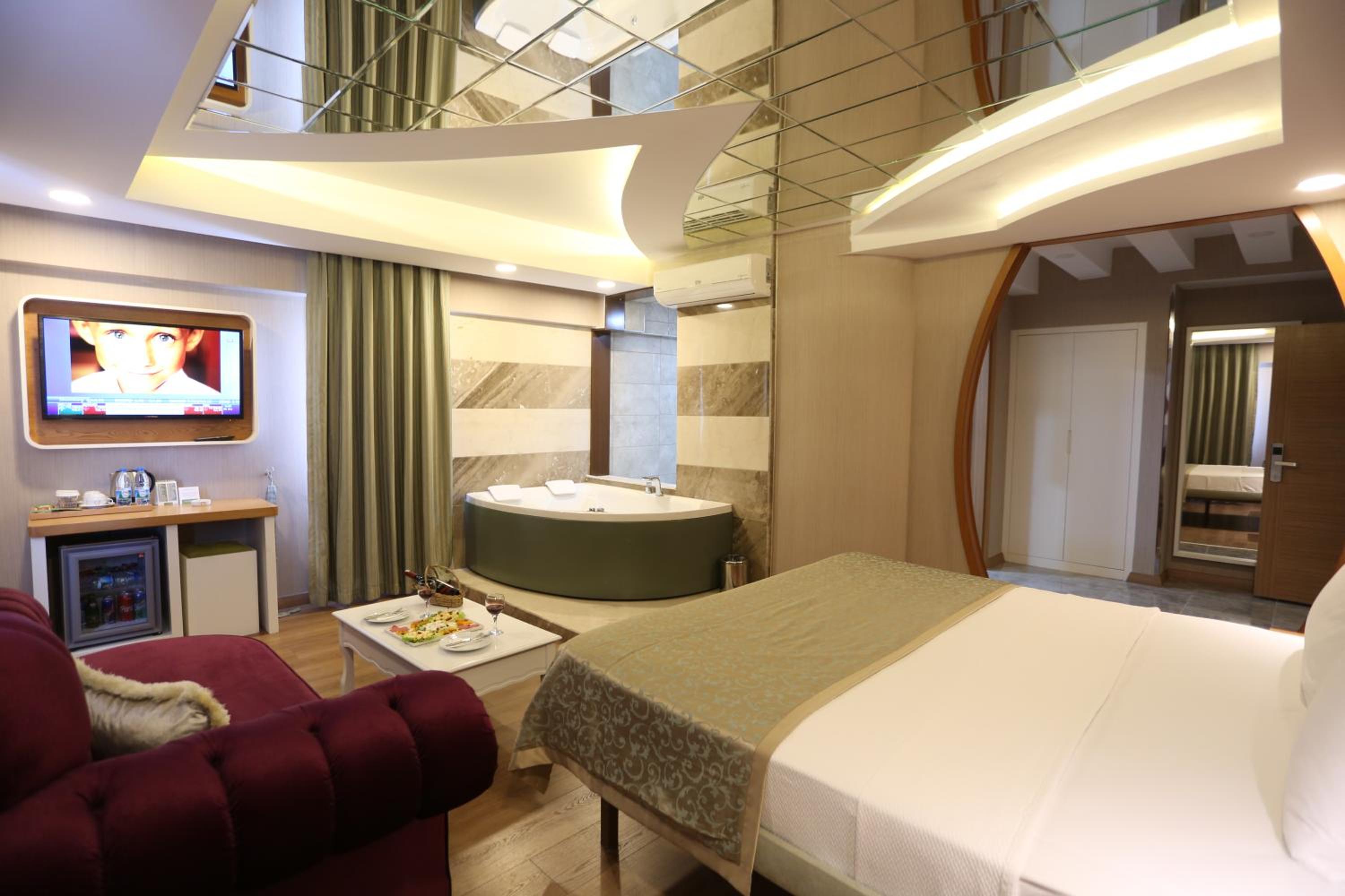 Life Corner Hotel - Image 47