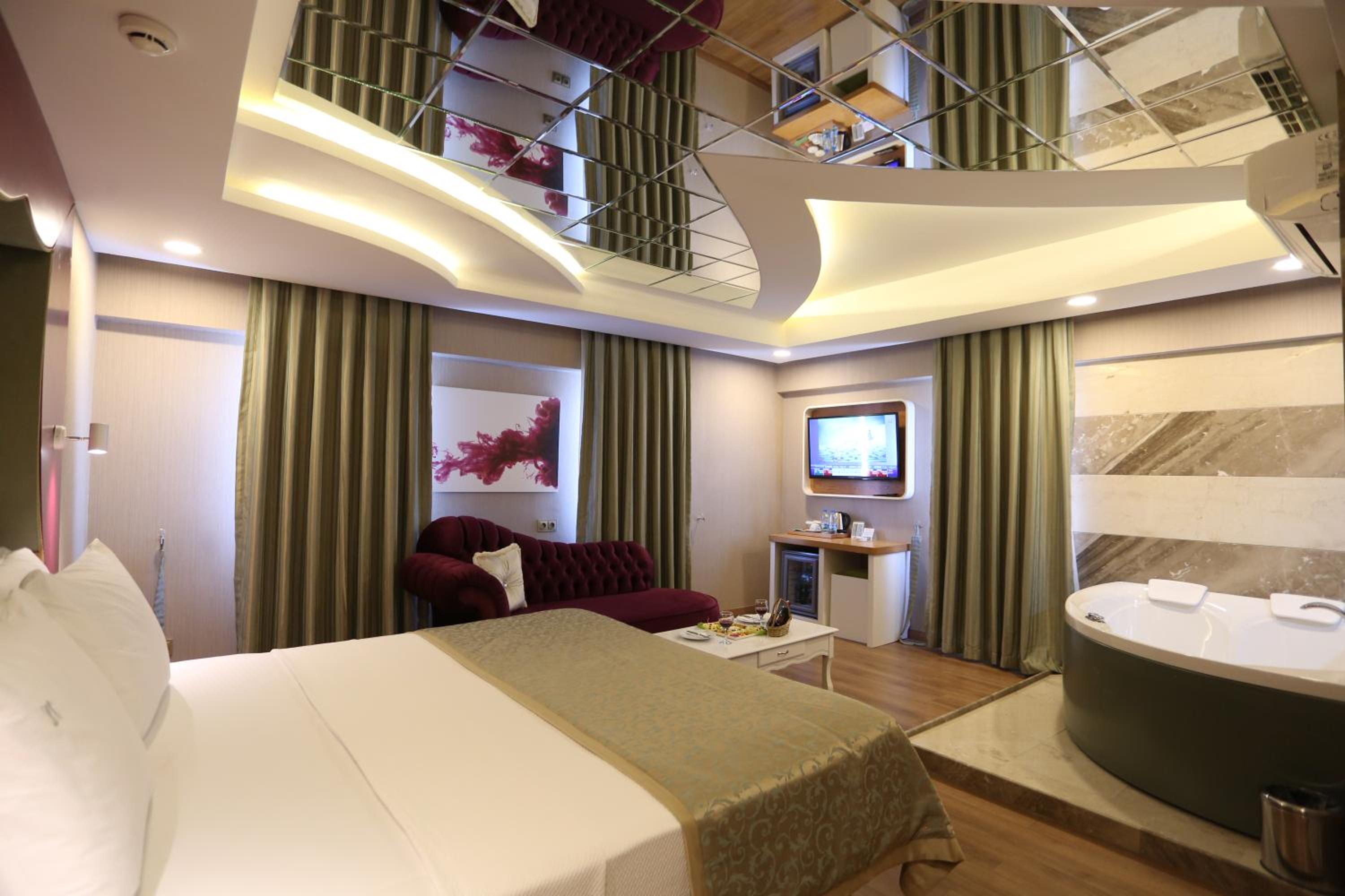 Life Corner Hotel - Image 16