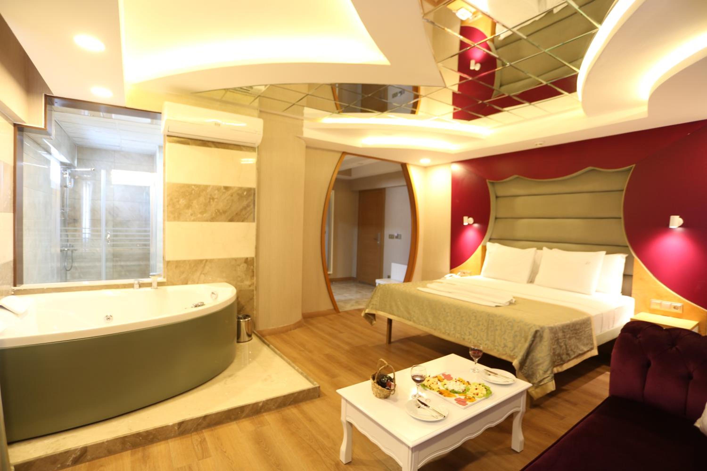 Life Corner Hotel - Image 49