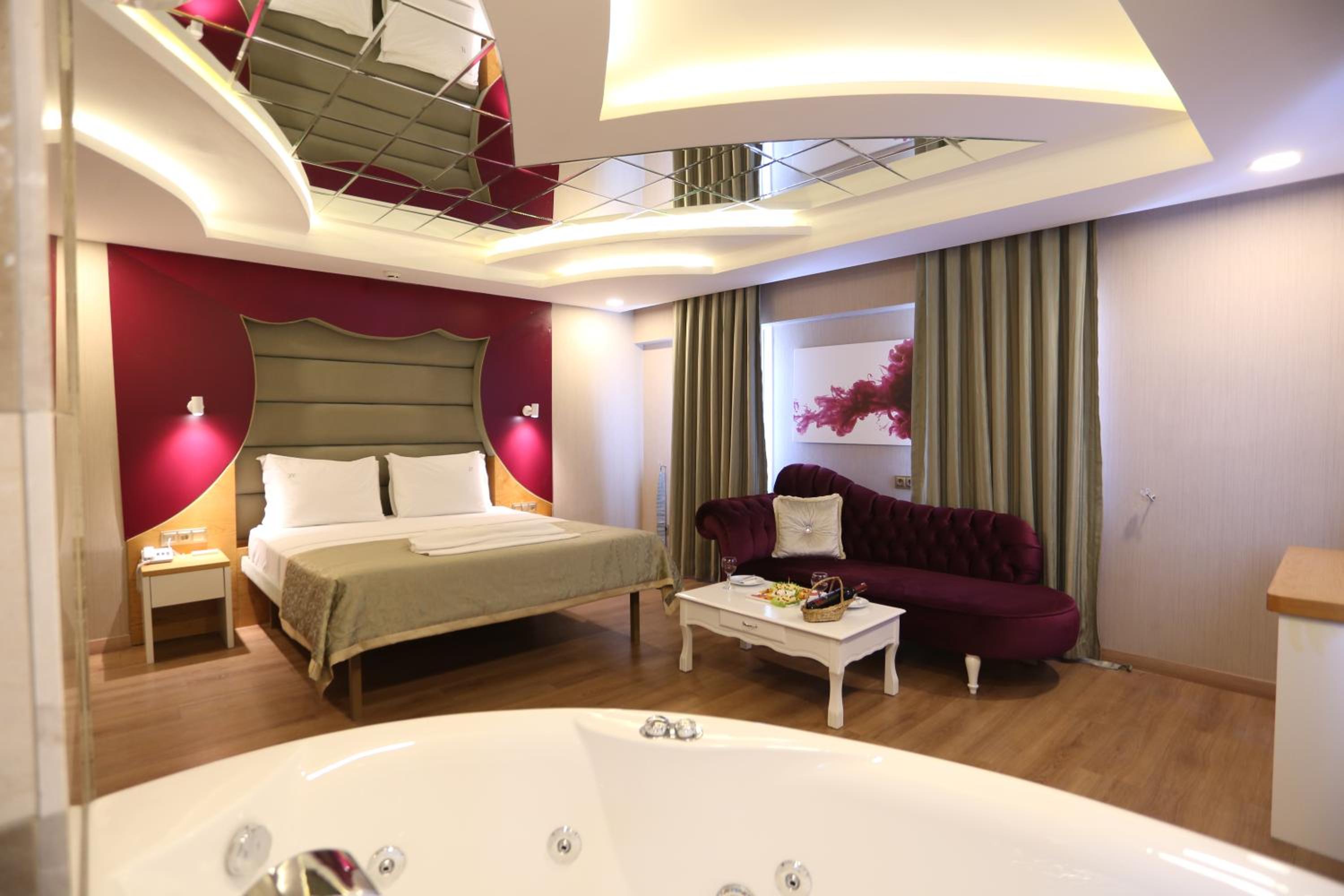 Life Corner Hotel - Image 30