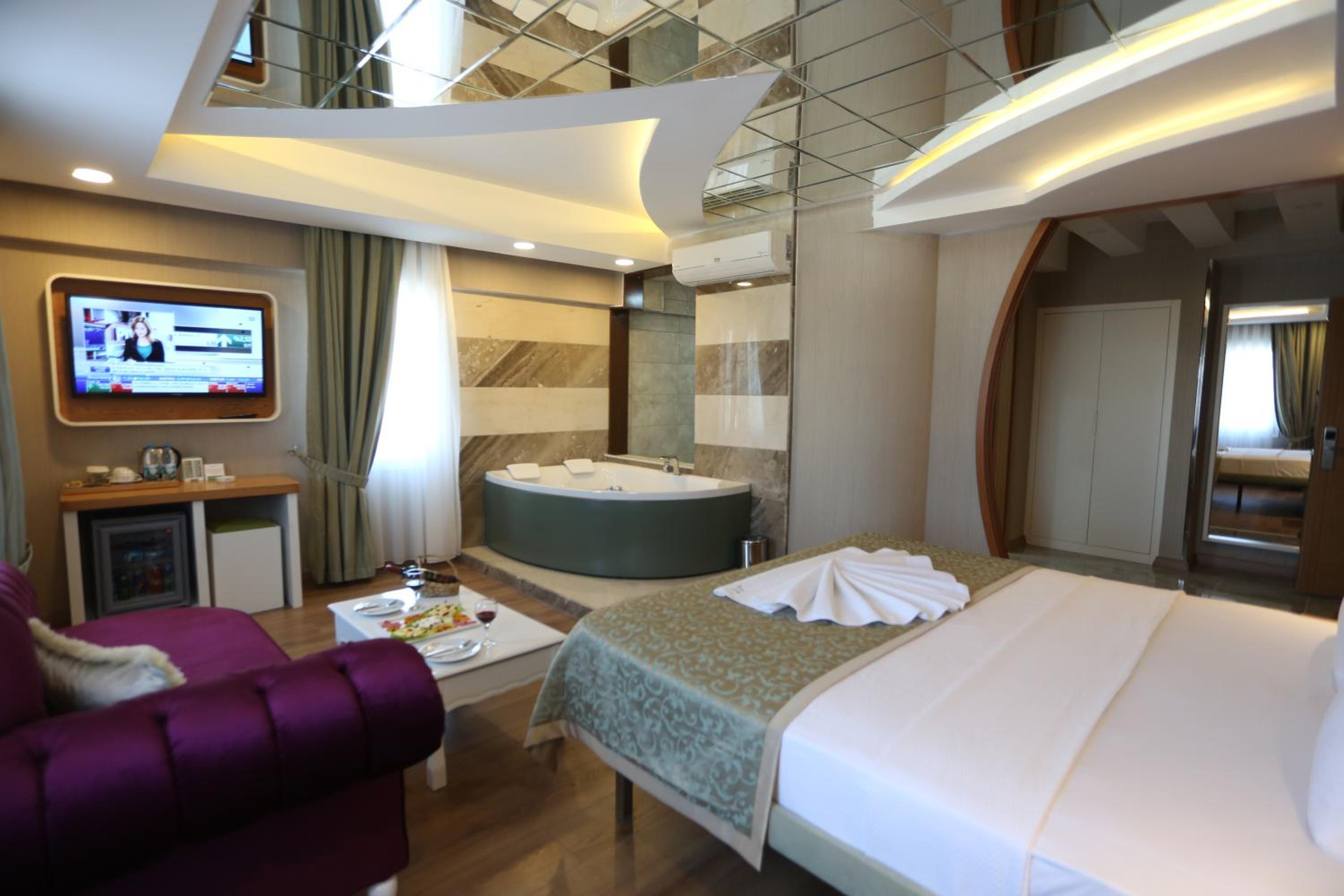 Life Corner Hotel - Image 51