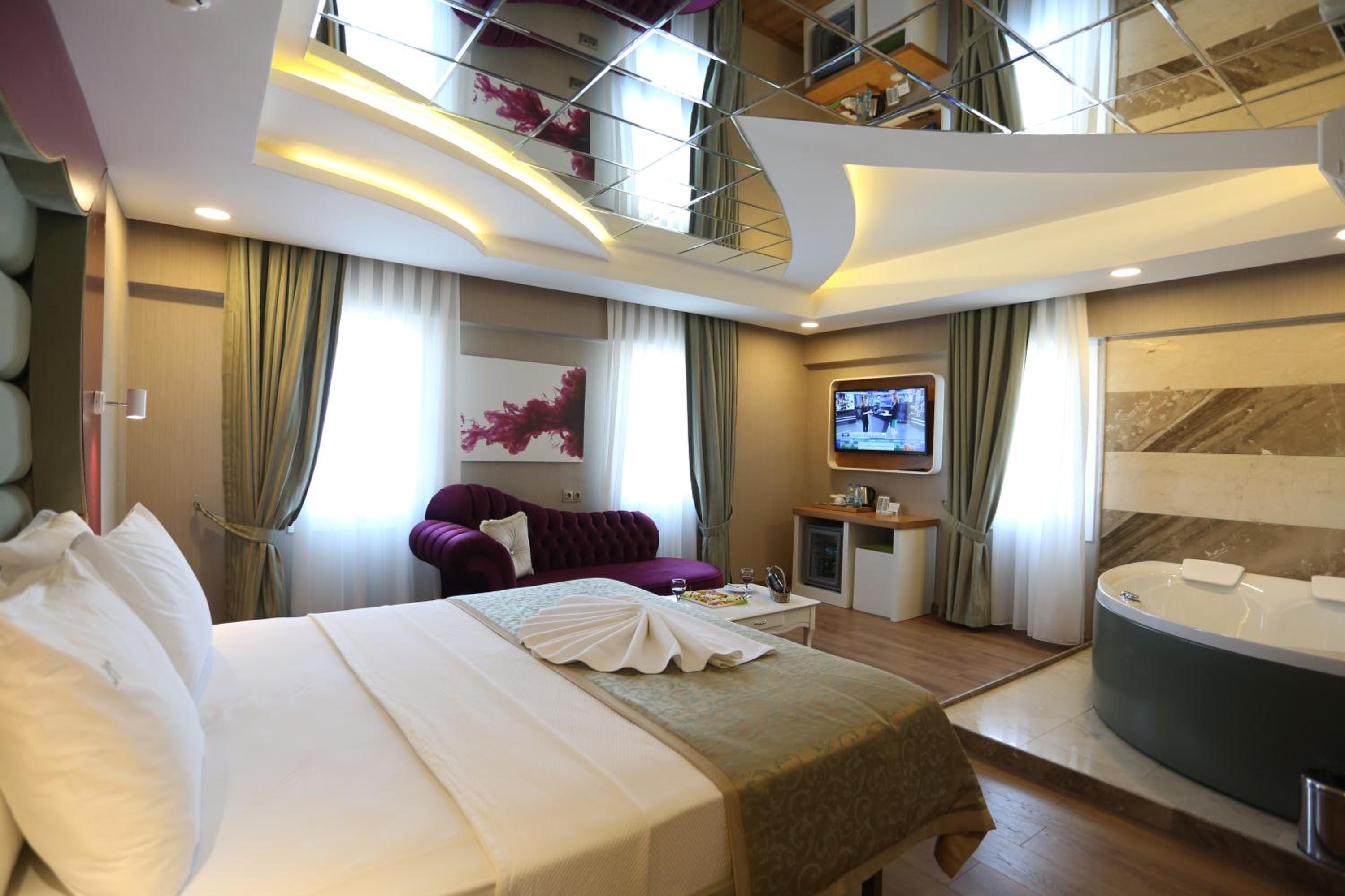 Life Corner Hotel - Image 52