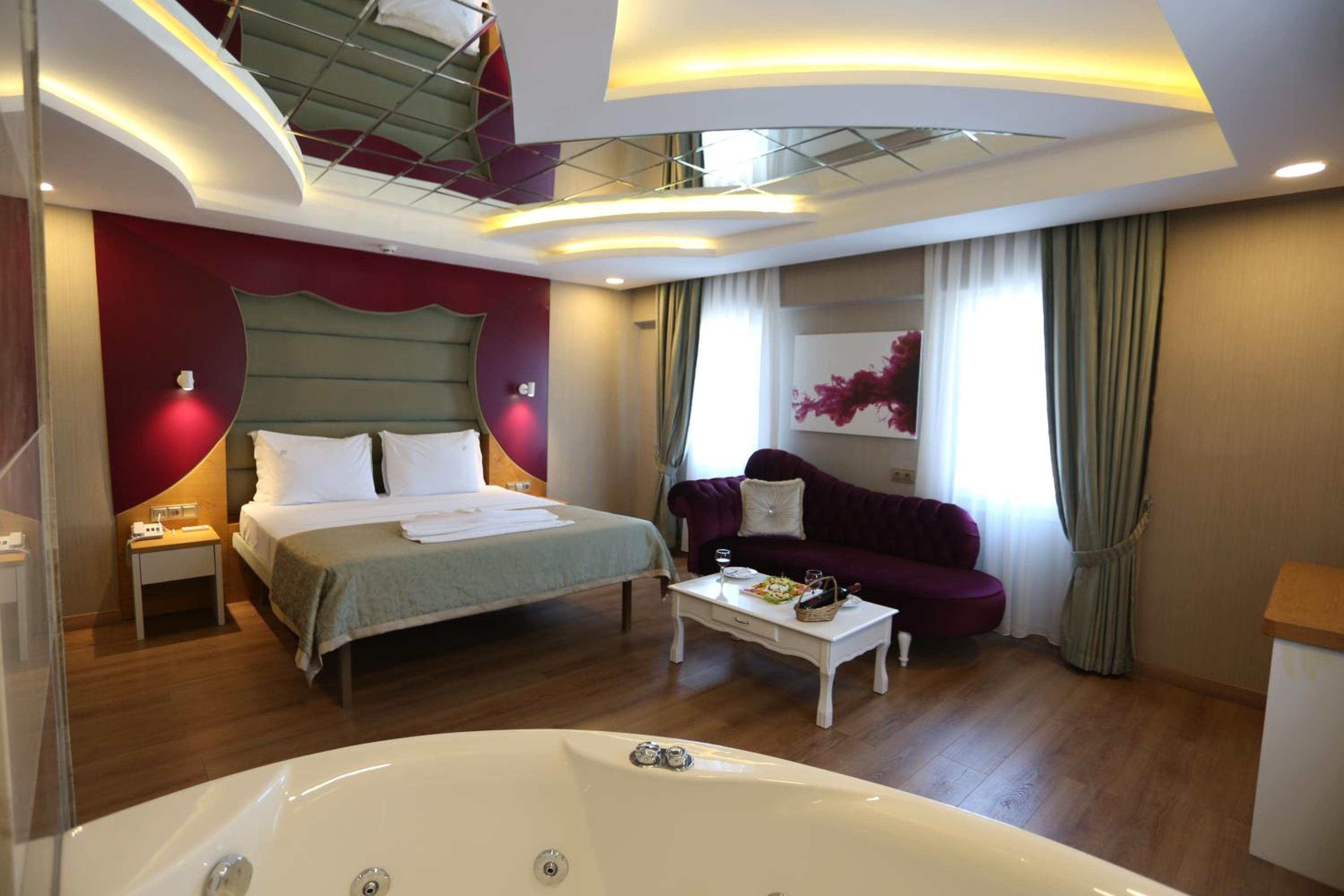 Life Corner Hotel - Image 53