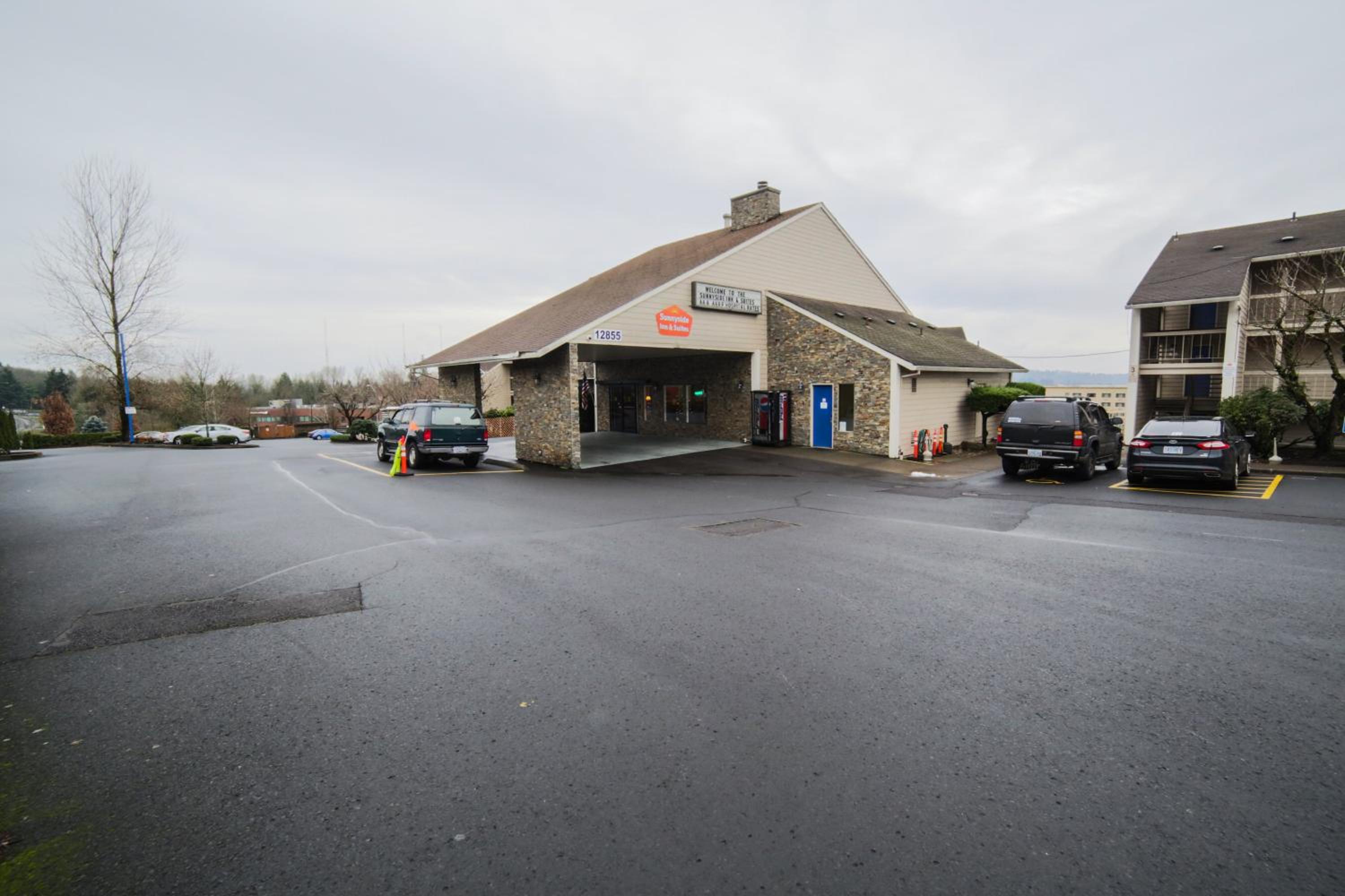 Sunnyside Inn and Suites