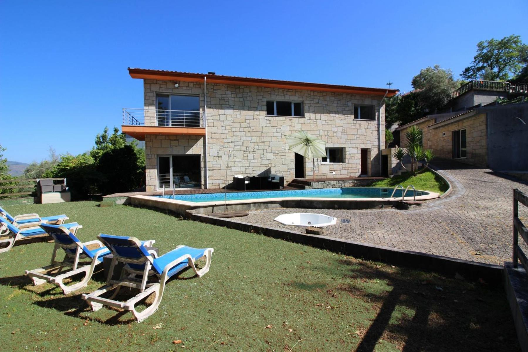Casa de Paredes Secas by Gerês Casas