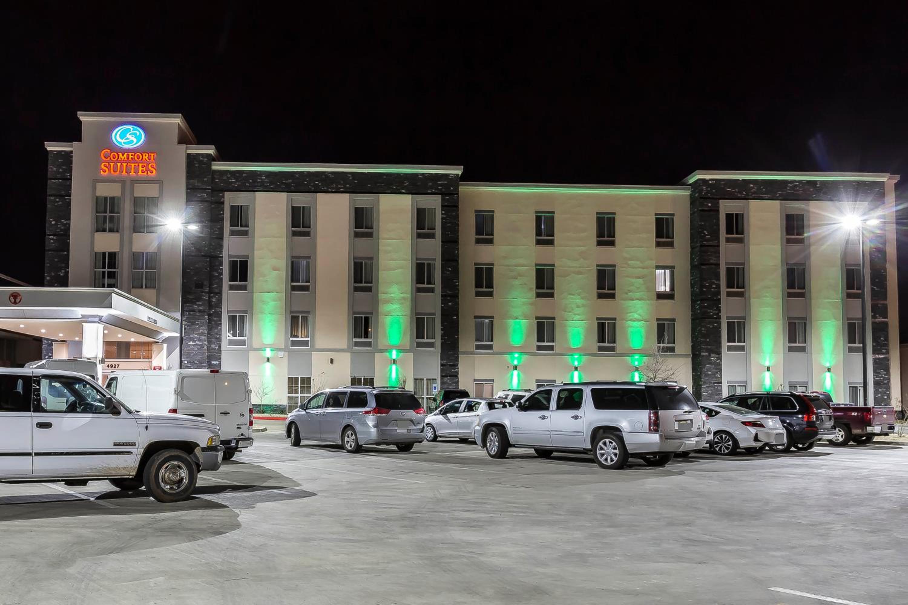 Hotel Comfort Suites - University - Image 1