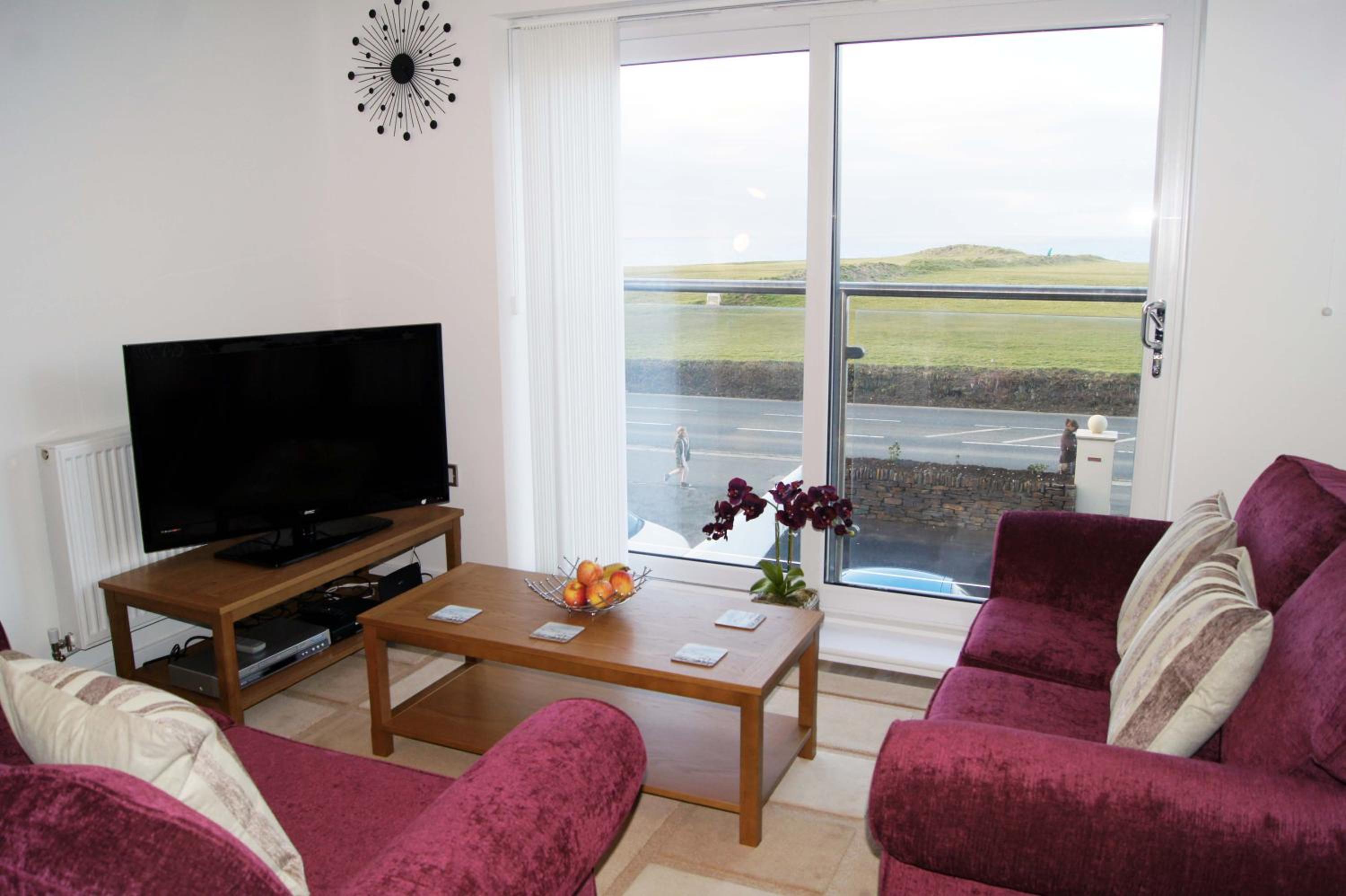 Panoramic Sea-View Family Appartment , Free Parking, Sleeps 6 , Walk to Beach, Station, & Town view 4