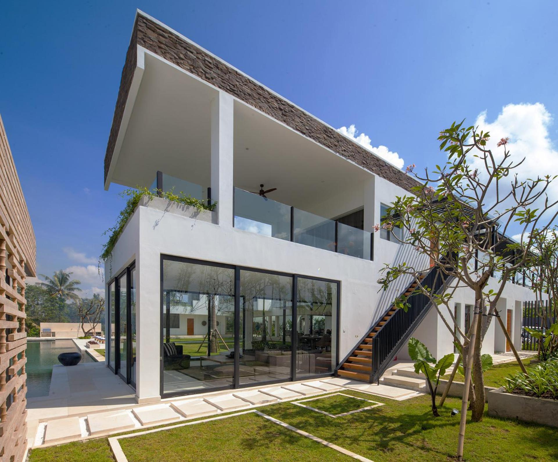 Luxury 5BR Canggu Villa with Private Pool, Rice Fields View & Beach Nearby - The Palm House