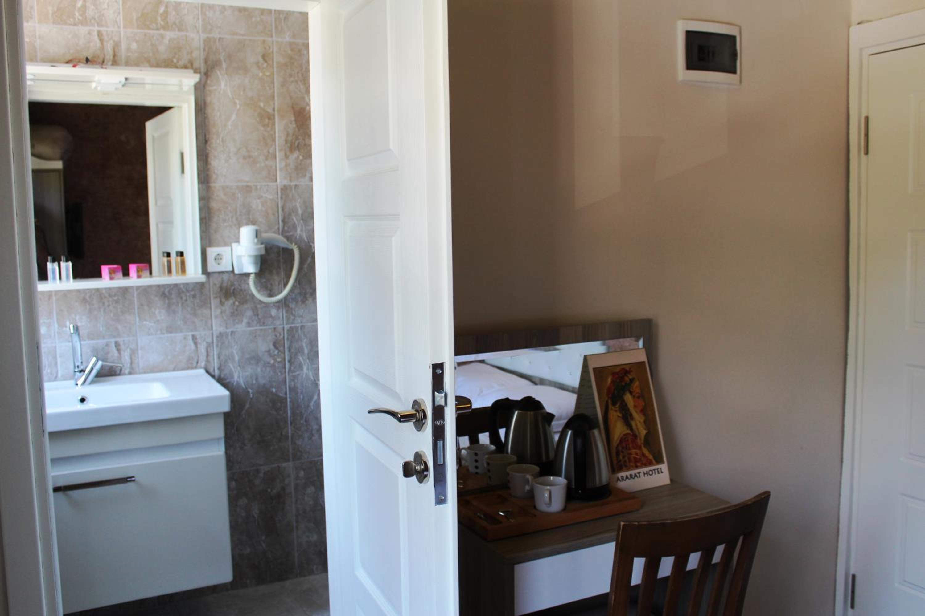 Ararat Hotel - Image 18