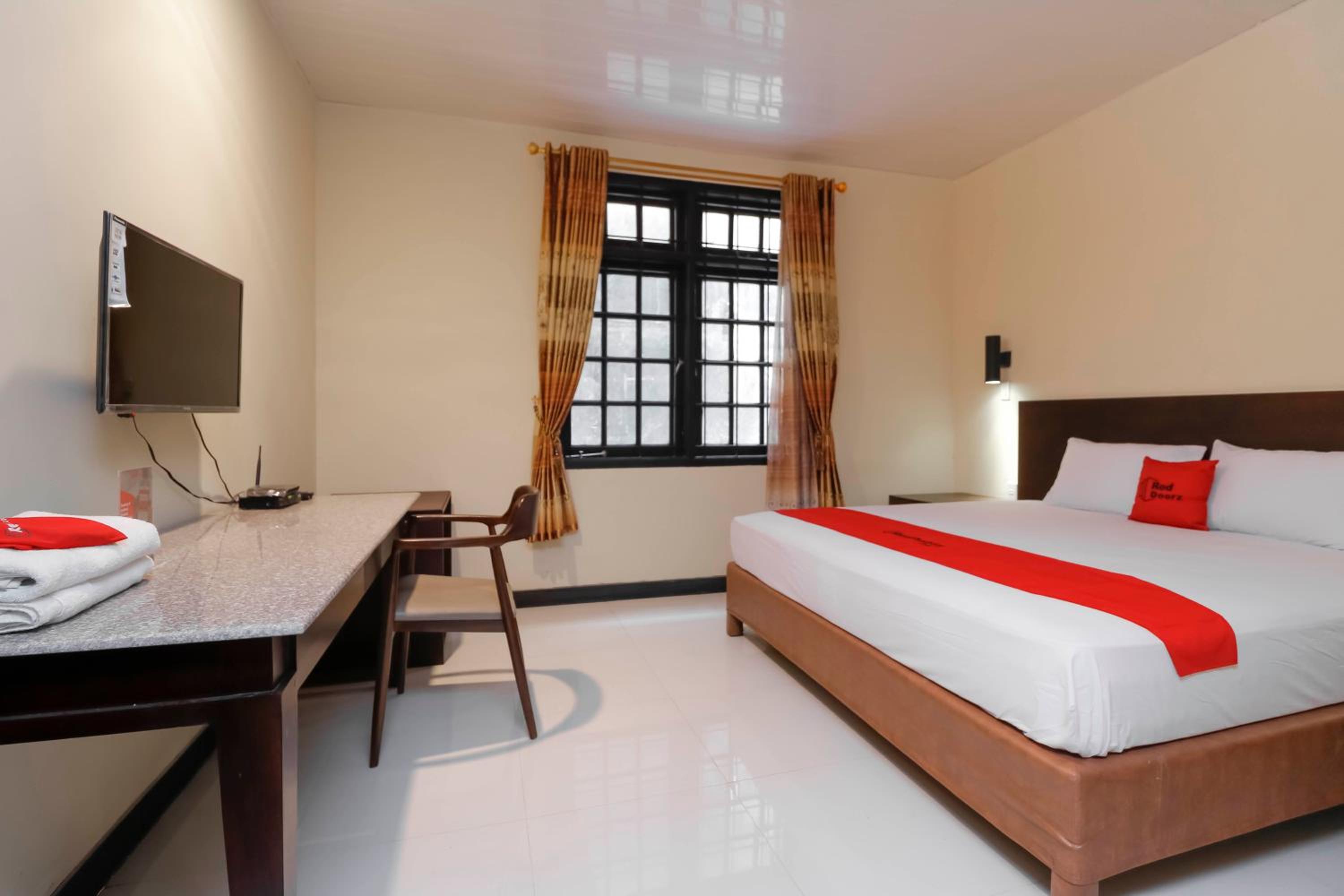 RedDoorz Plus near Halim Perdanakusuma 2
