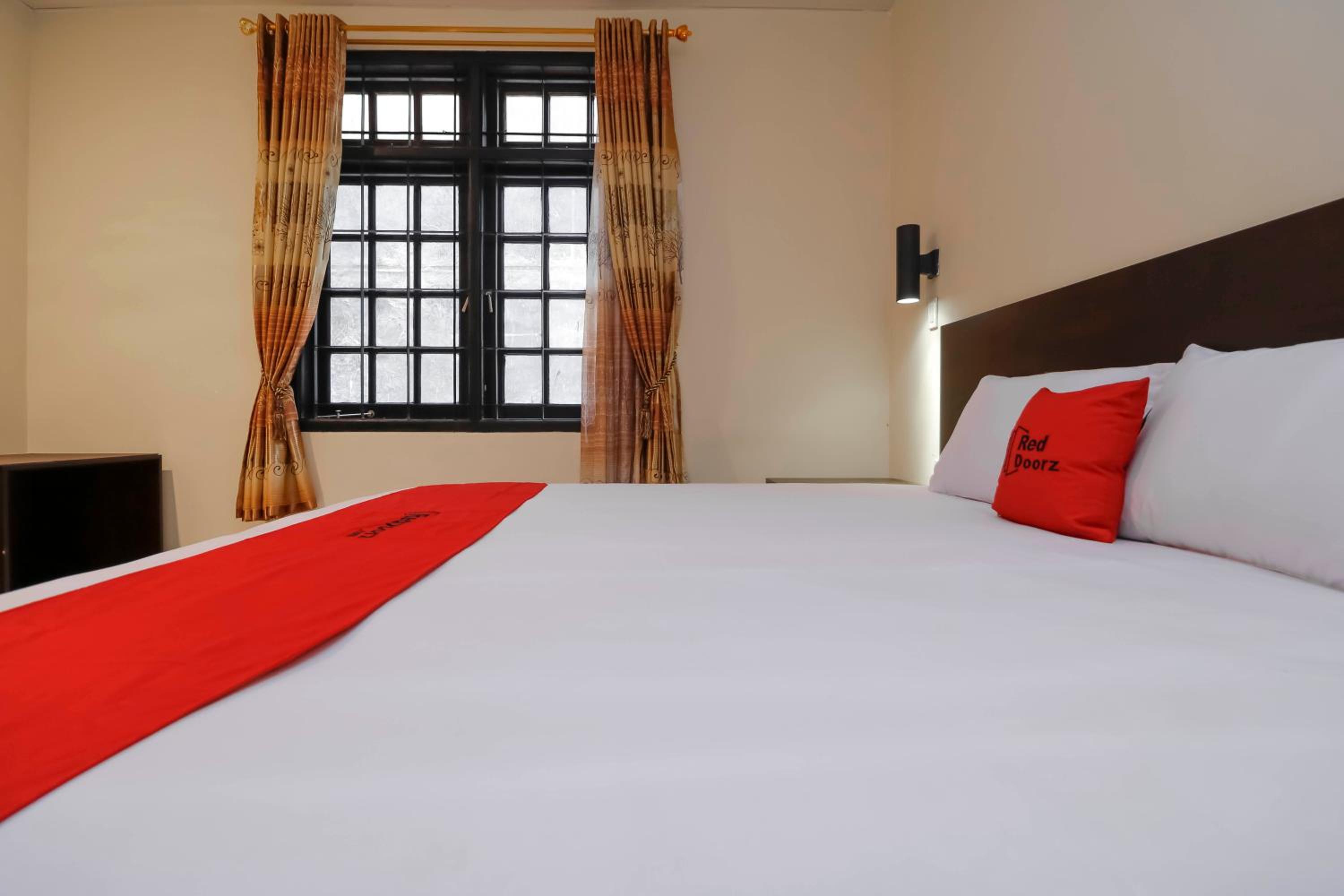 RedDoorz Plus near Halim Perdanakusuma 2
