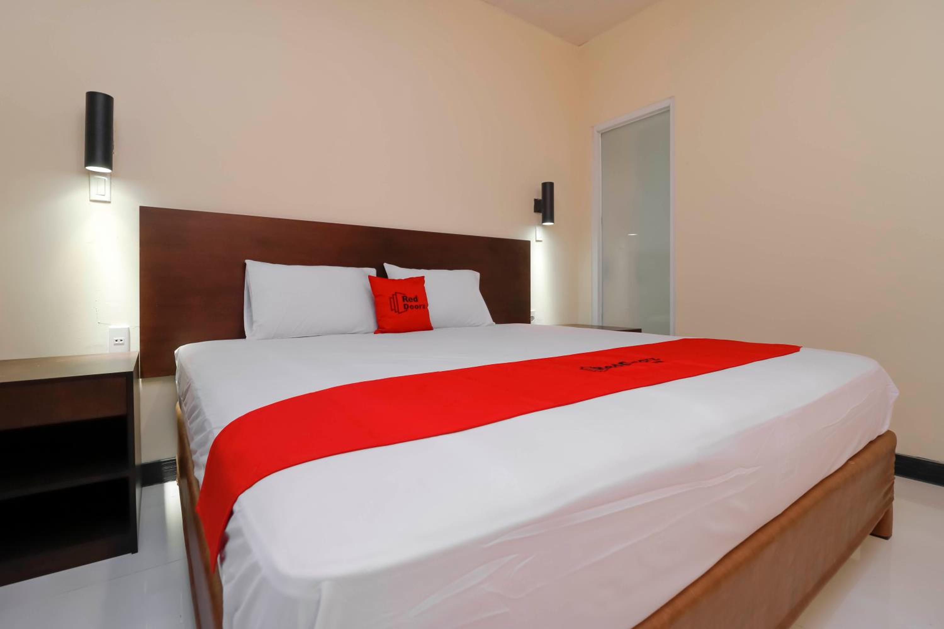 RedDoorz Plus near Halim Perdanakusuma 2