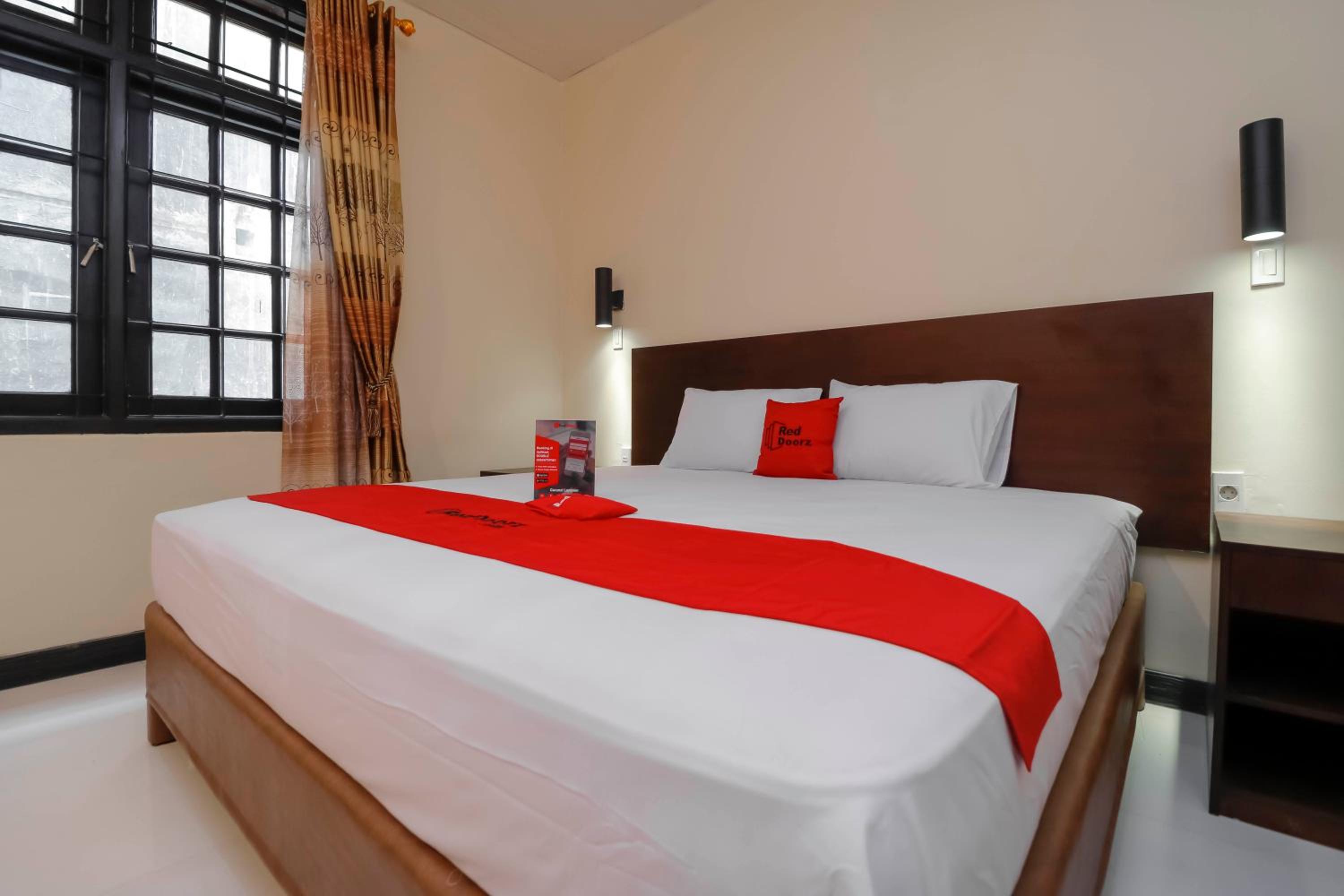 RedDoorz Plus near Halim Perdanakusuma 2