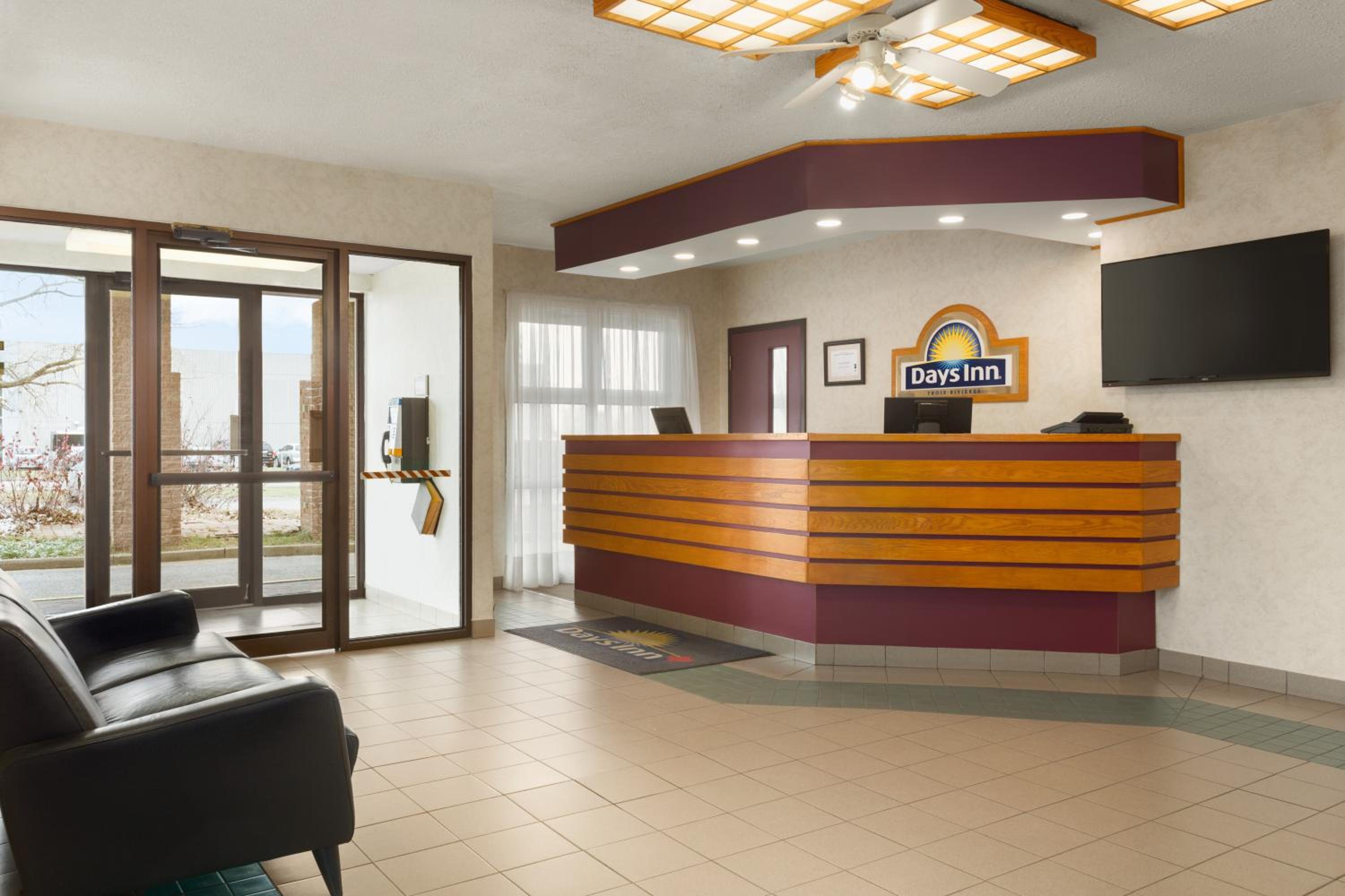 Trois-rivieres Vacations - Days Inn by Wyndham Trois-Rivieres - Property Image 3