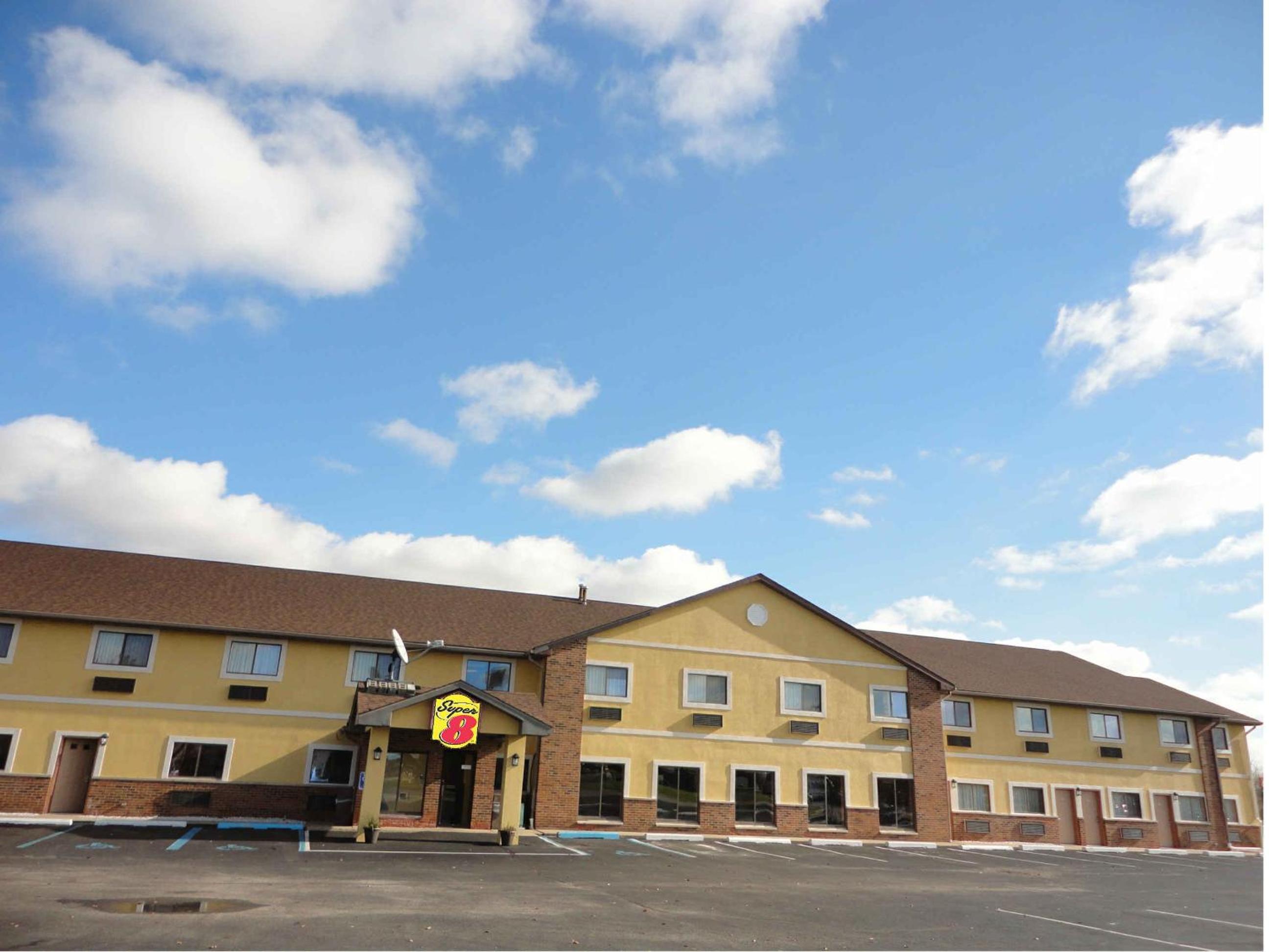 Crawfordsville Vacations - Super 8 by Wyndham Crawfordsville - Property Image 2