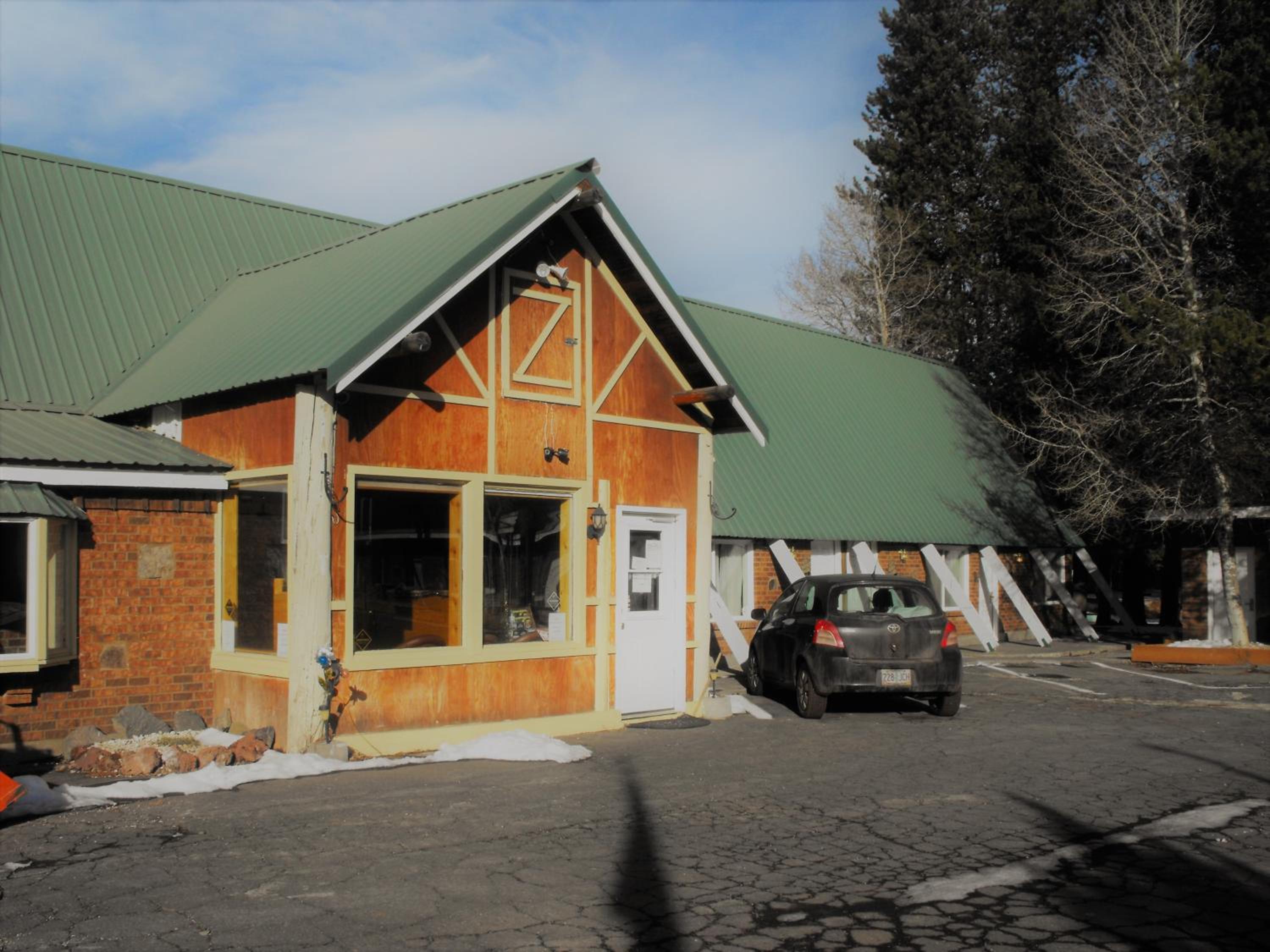 Eagle Crater Lake Inn