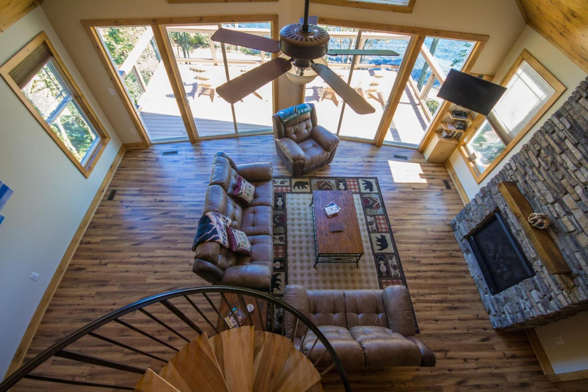 Eagle's Nest- A pet friendly cabin on the river! view 2