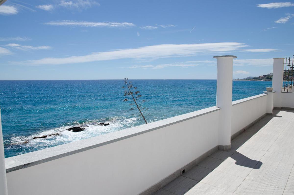 Seaside holiday apartment - unique location view 2
