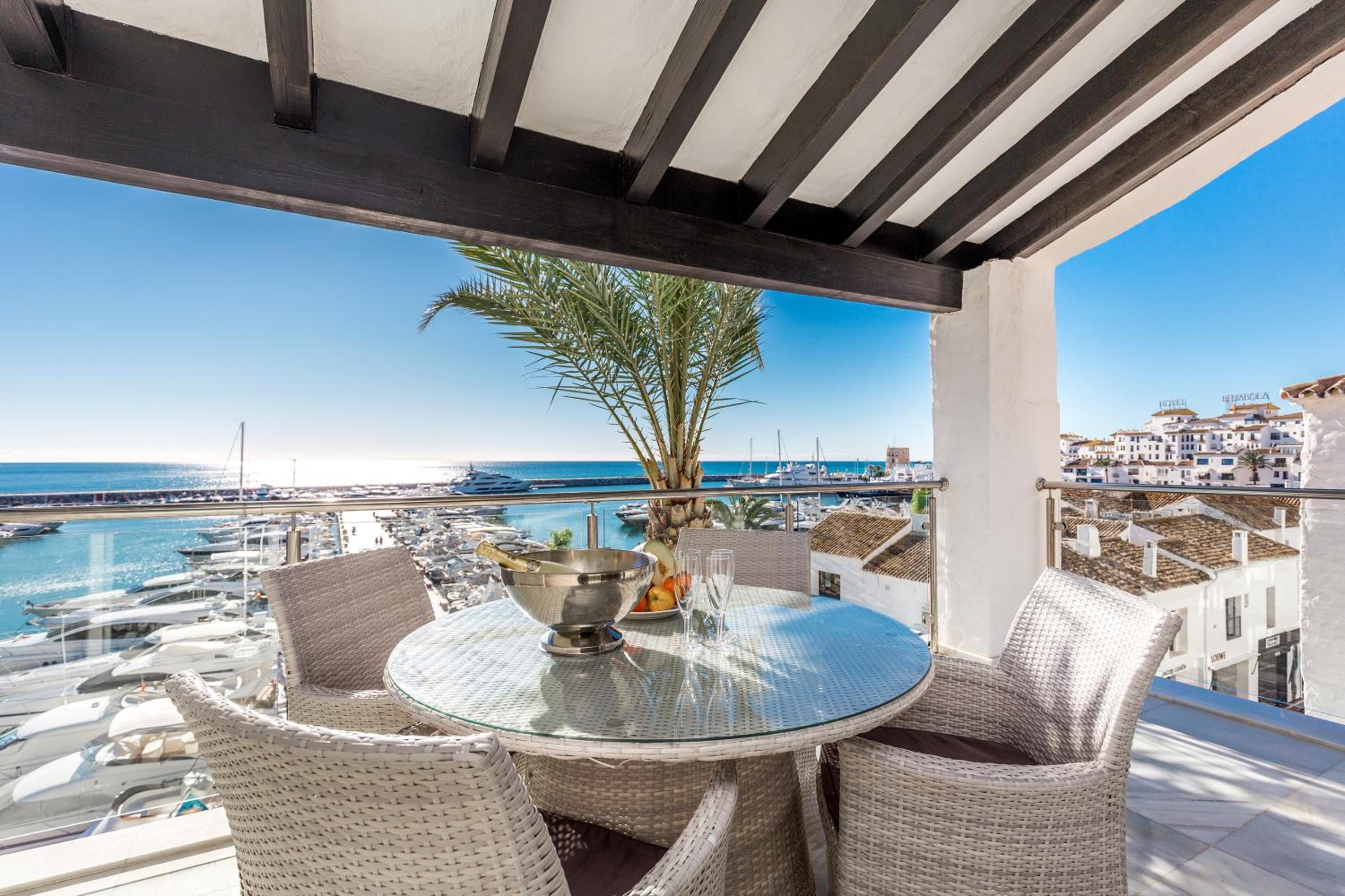 Front Line Penthouse Puerto Banus With Sea Views photo 4