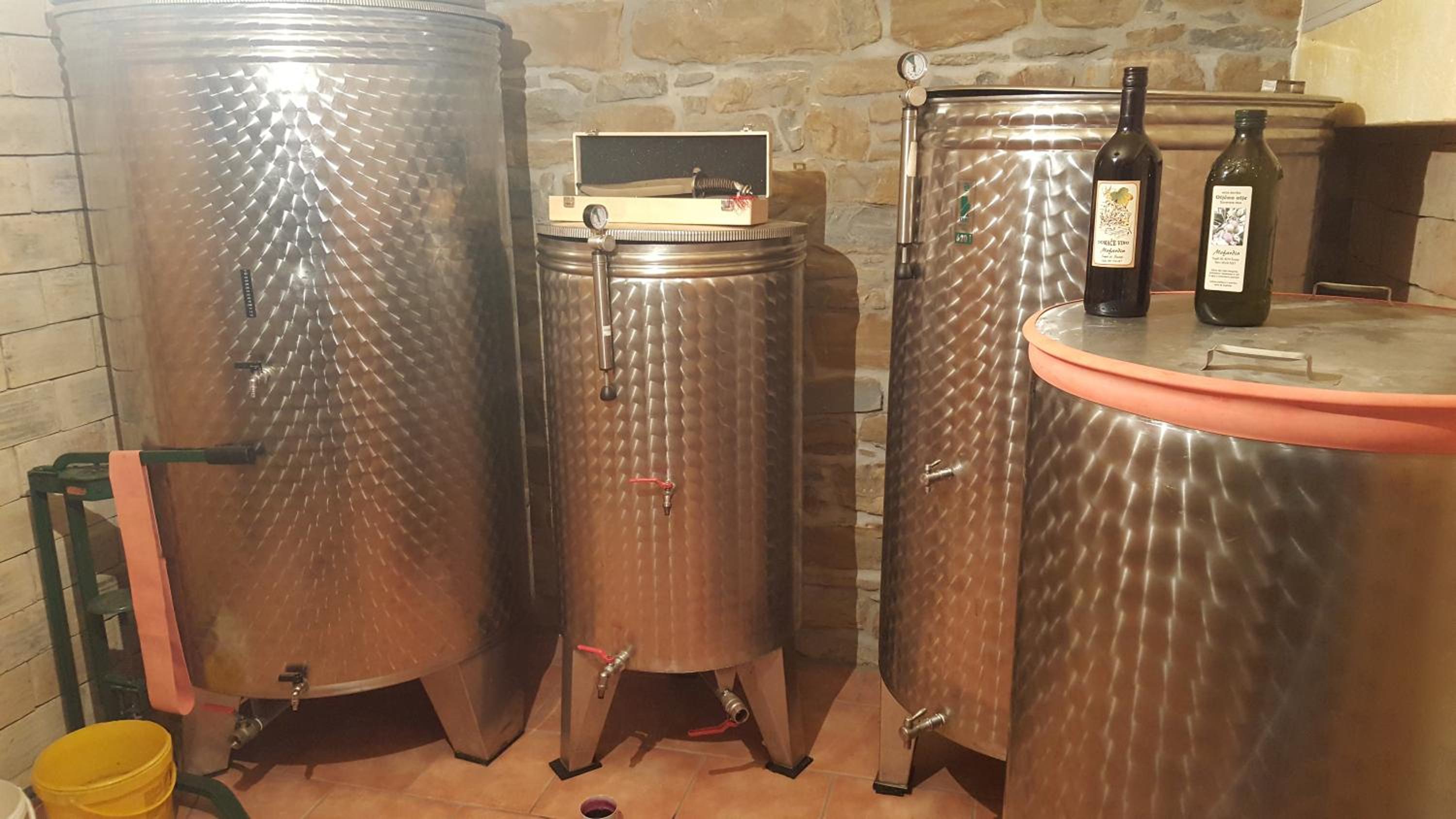 Apartment Wine & Olive oil Mofardin