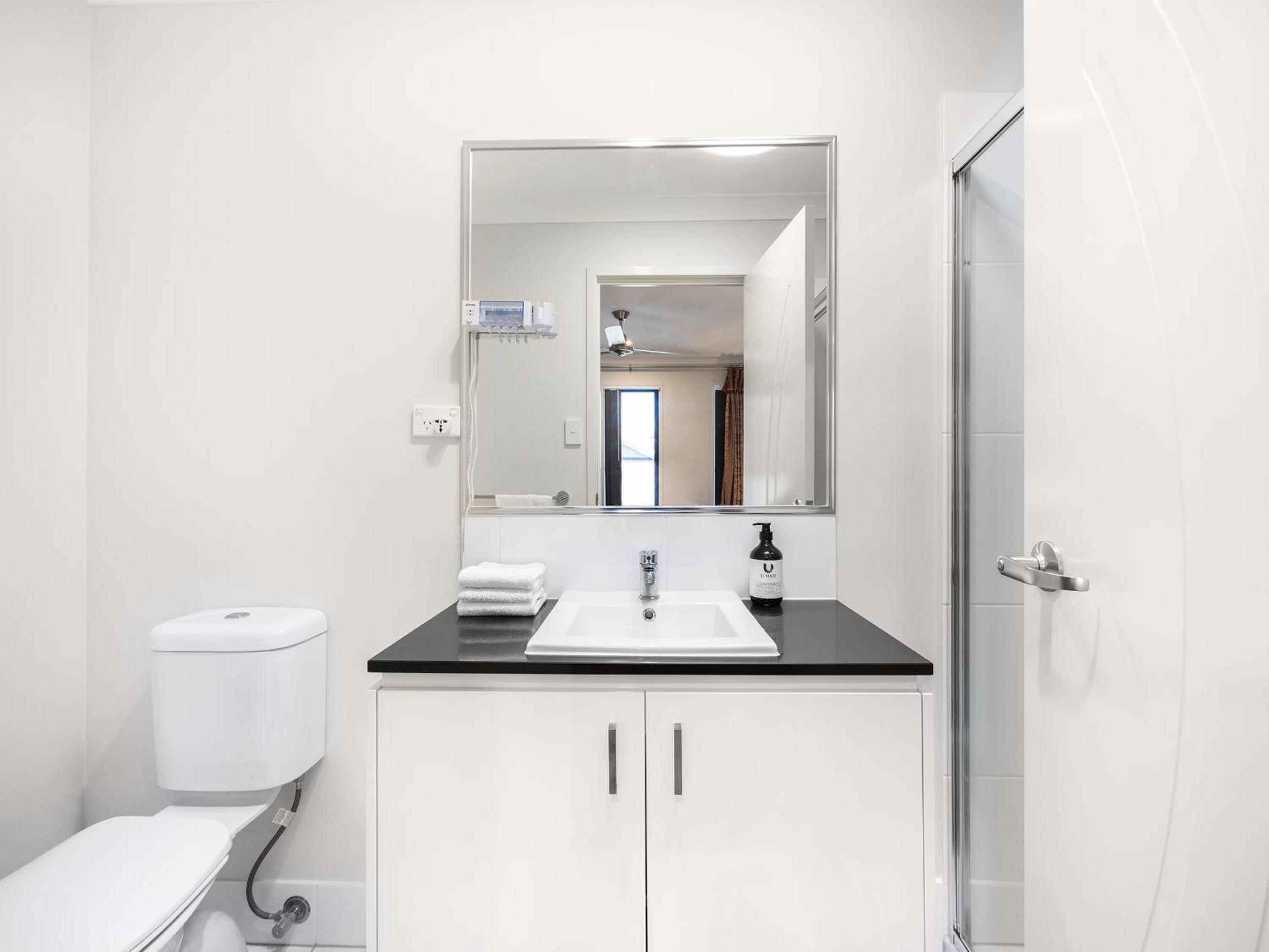 3 Mins to mall NEW Cozy 3 bed Home Easy access