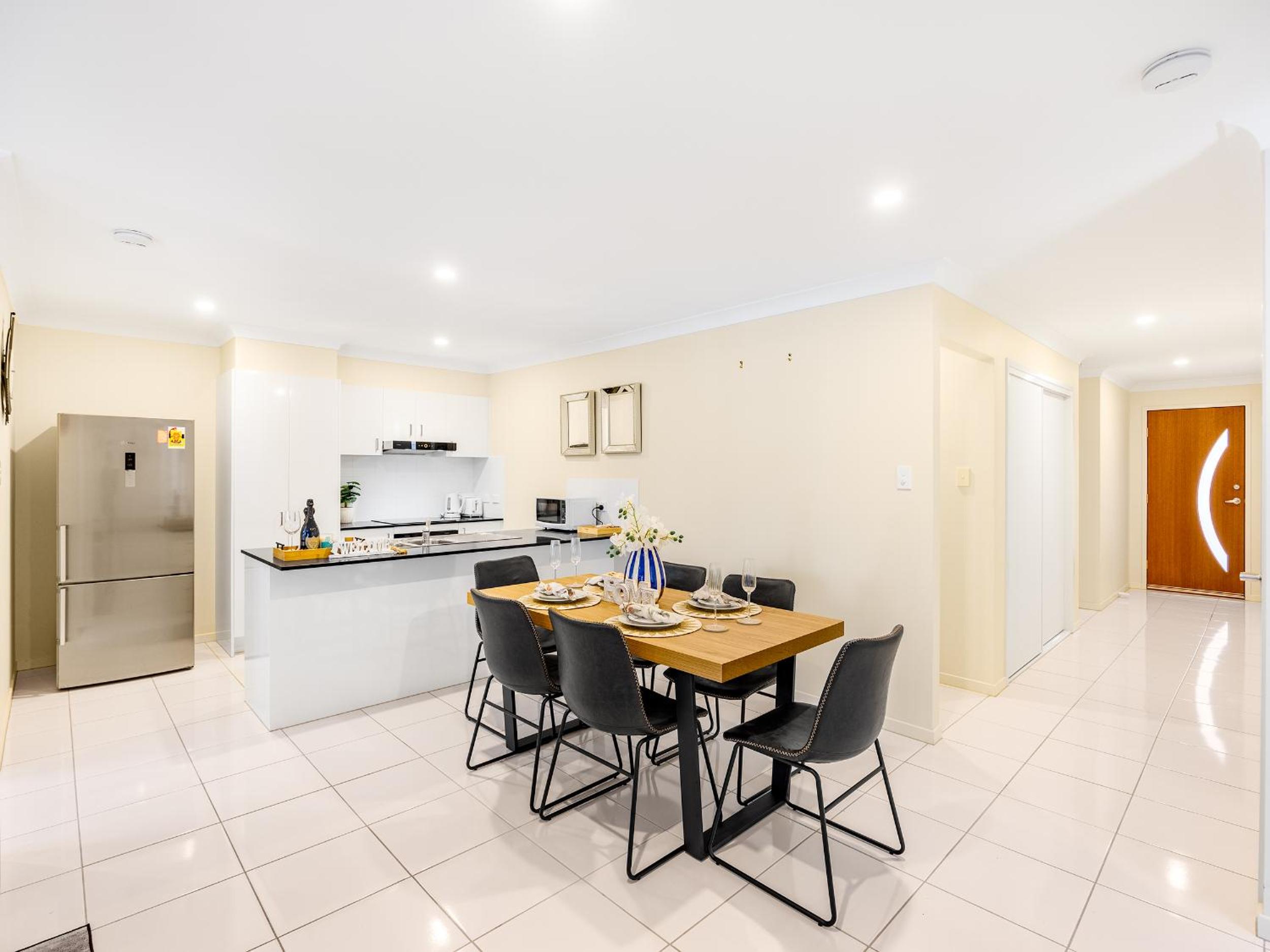 3 Mins to mall NEW Cozy 3 bed Home Easy access