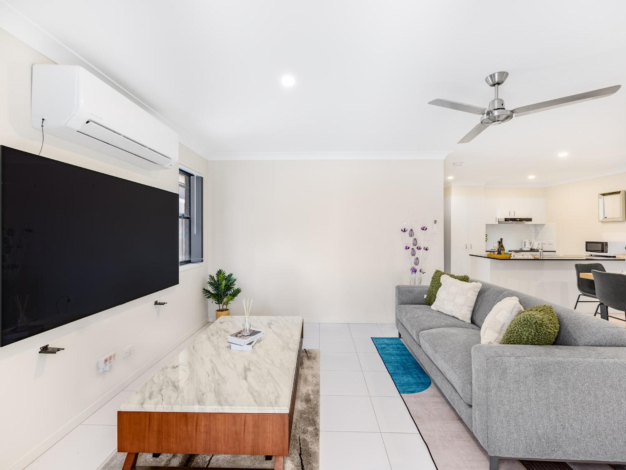 3 Mins to mall NEW Cozy 3 bed Home Easy access