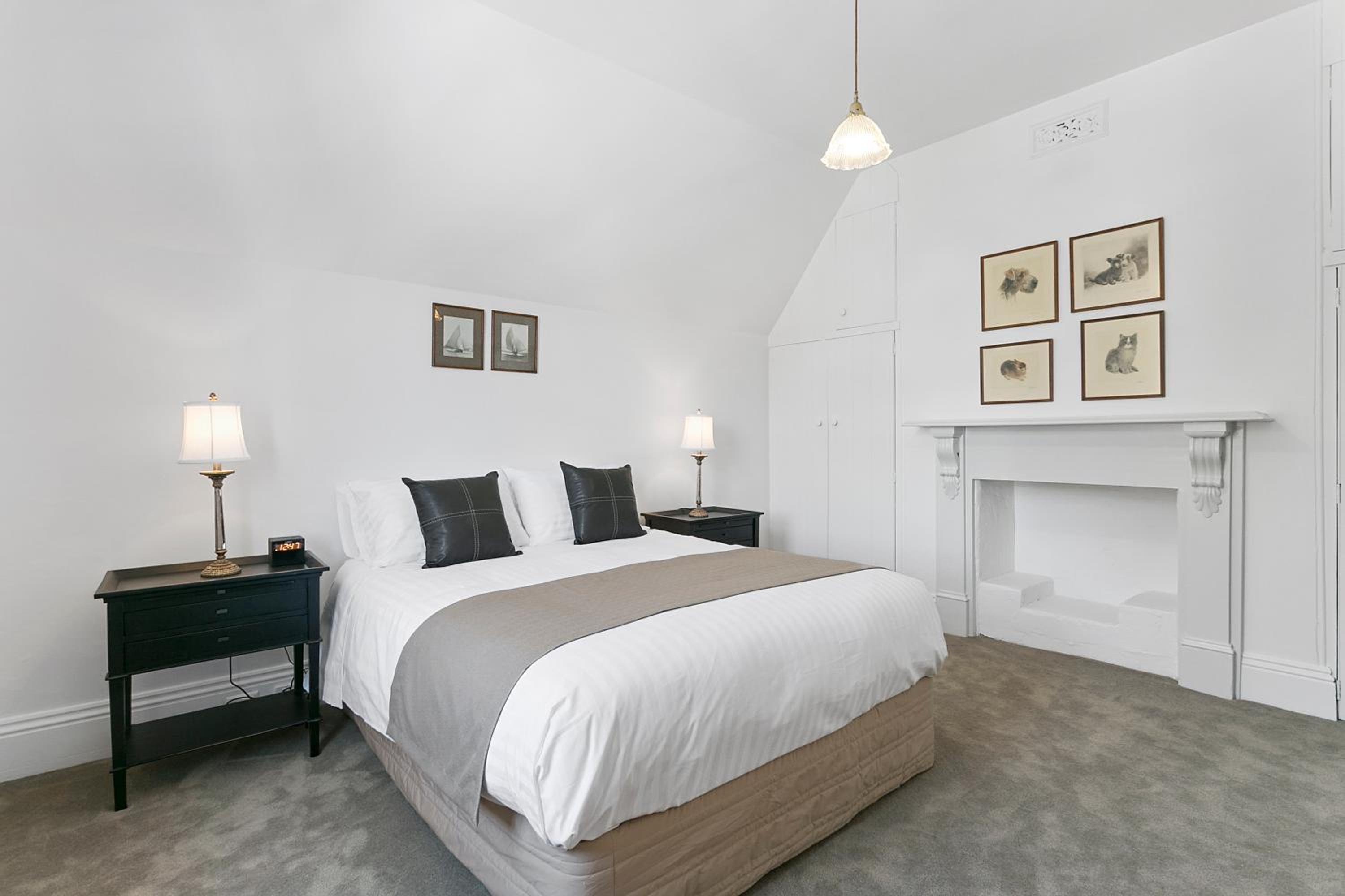 Amberley - circa 1880s Luxury - 5 b'rooms sleeps 9