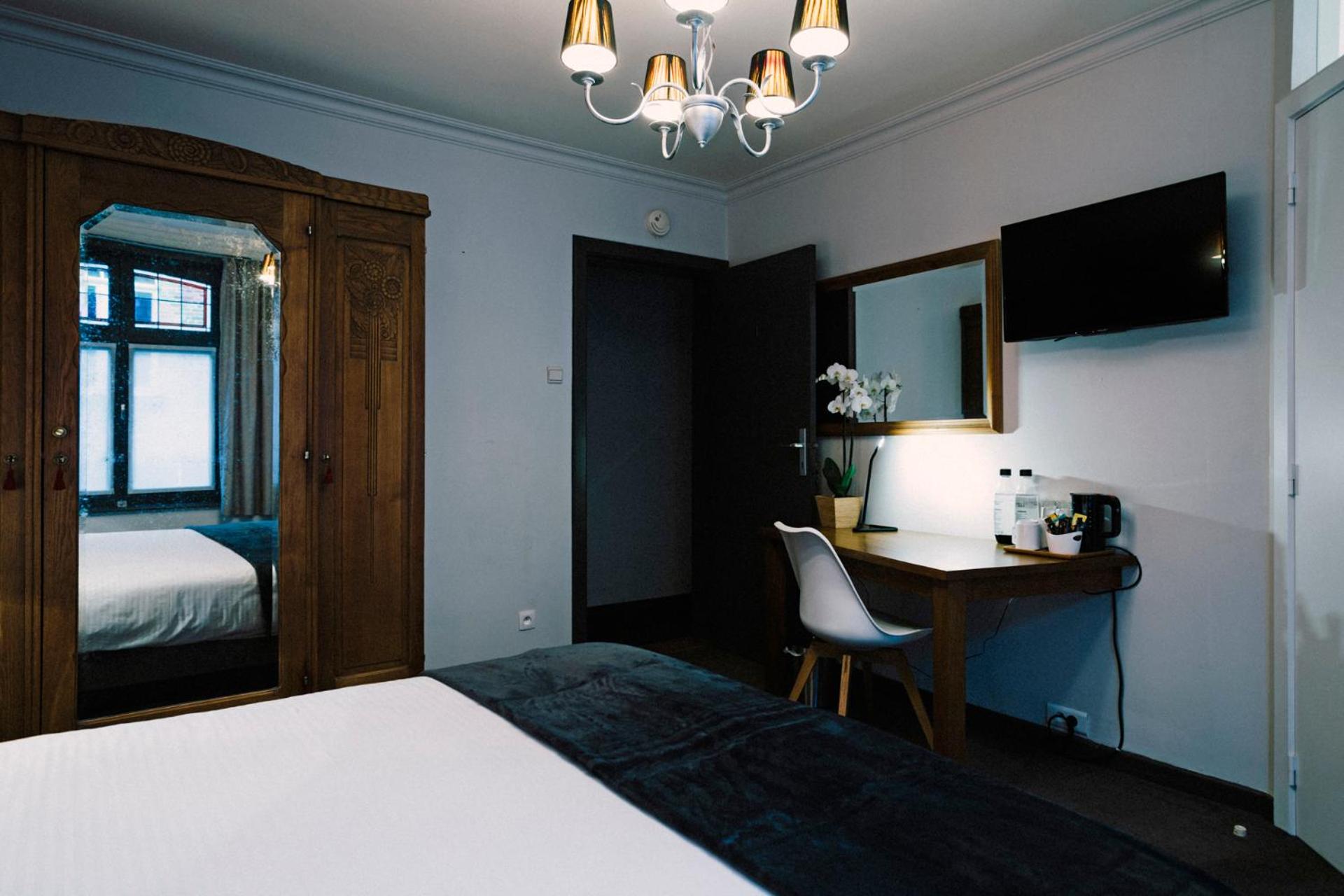 Central Bruges Home with 4 Ensuites