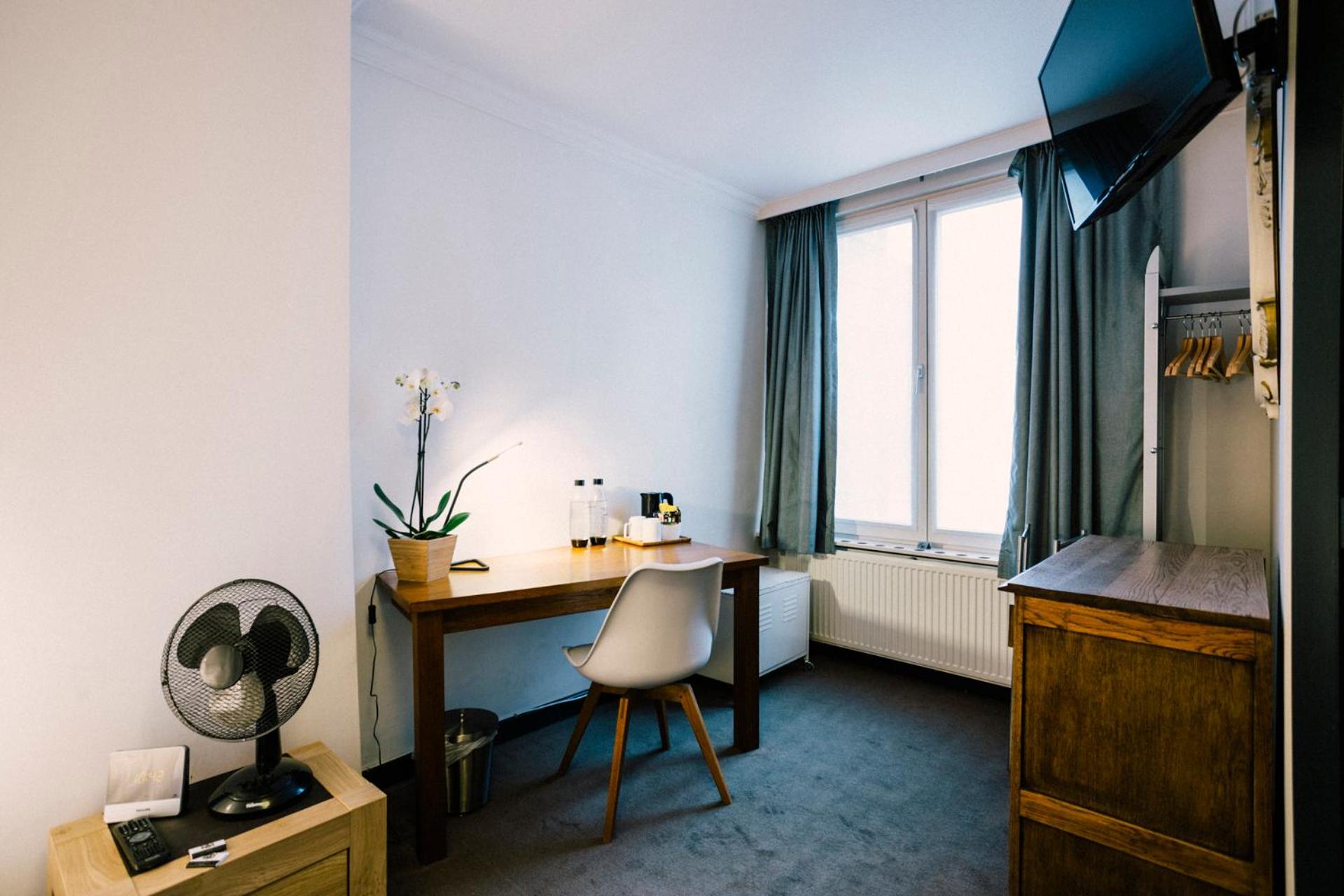 Central Bruges Home with 4 Ensuites