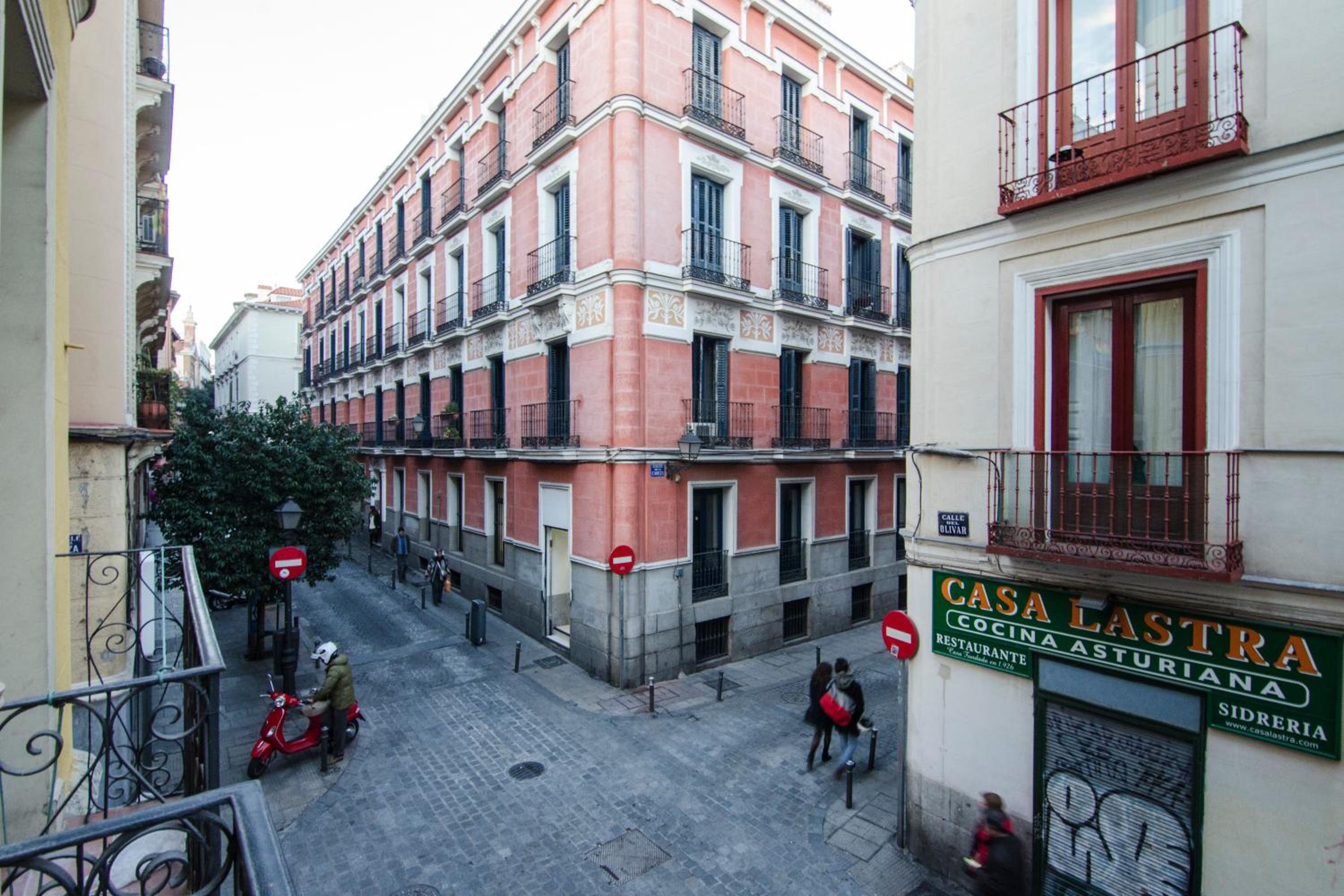 Amazing 3BD 3BTH with 9 Balconies by Madrid4You Apartments view 2