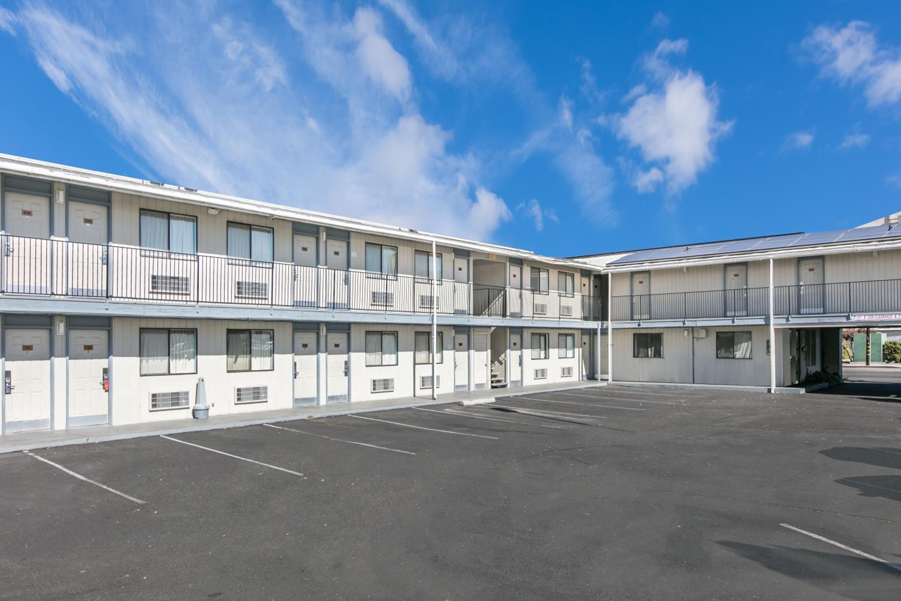 Super 8 by Wyndham Bishop view 4