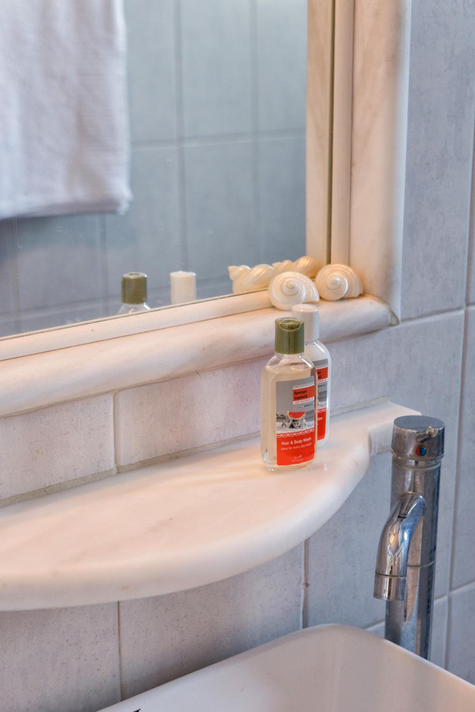 PURE WHITE 1BD house with amazing Sea Views in Naousa photo 5